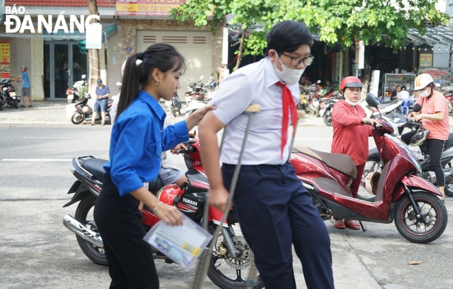 Thí sinh gặp vấn đề sức khỏe được hỗ trợ tại điểm thi Trường THPT Thanh Khê. Ảnh: NGỌC HÀ