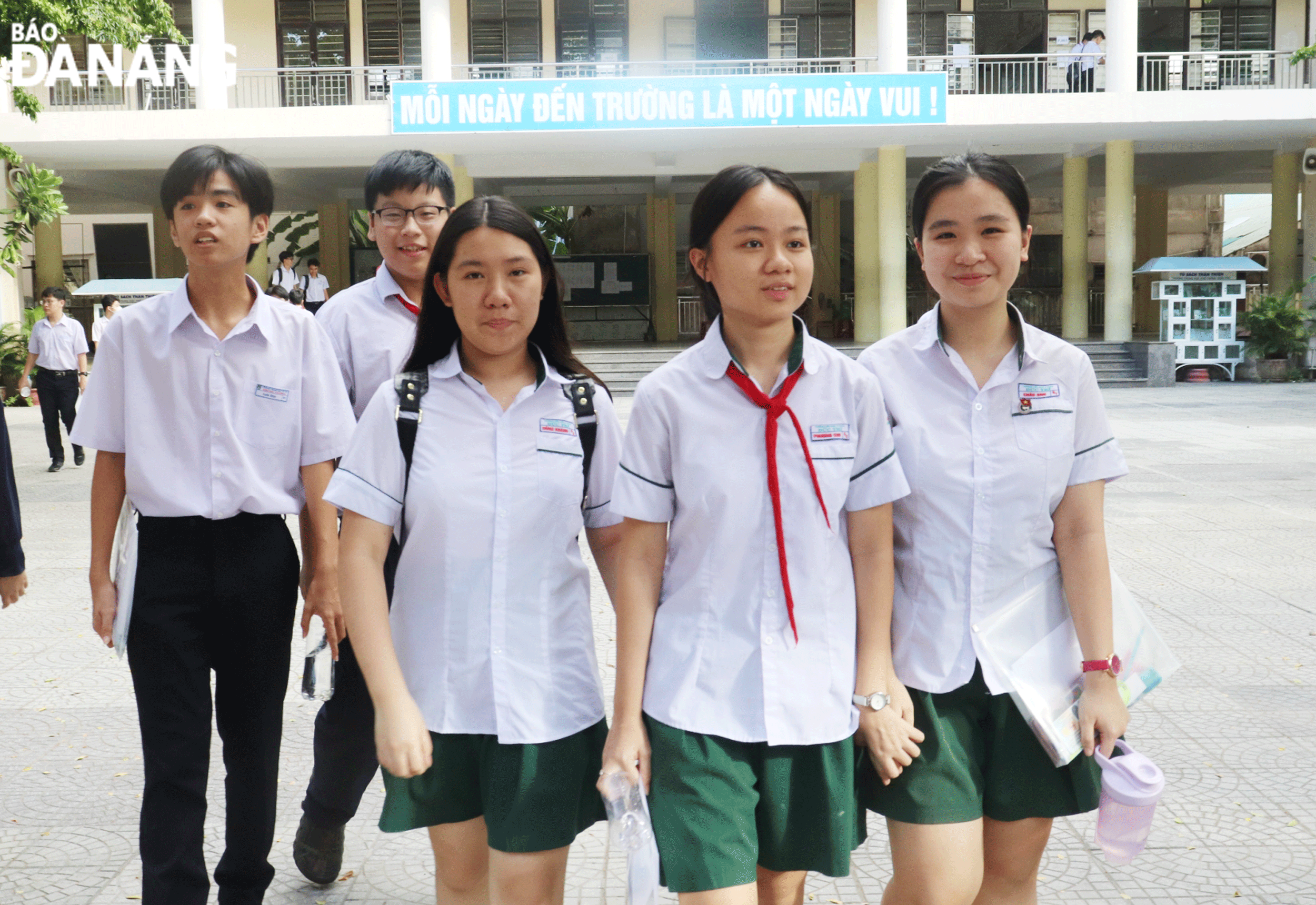 Thí sinh vui vẻ ra về sau ngày thi đầu tiên. Ảnh: NGỌC HÀ
