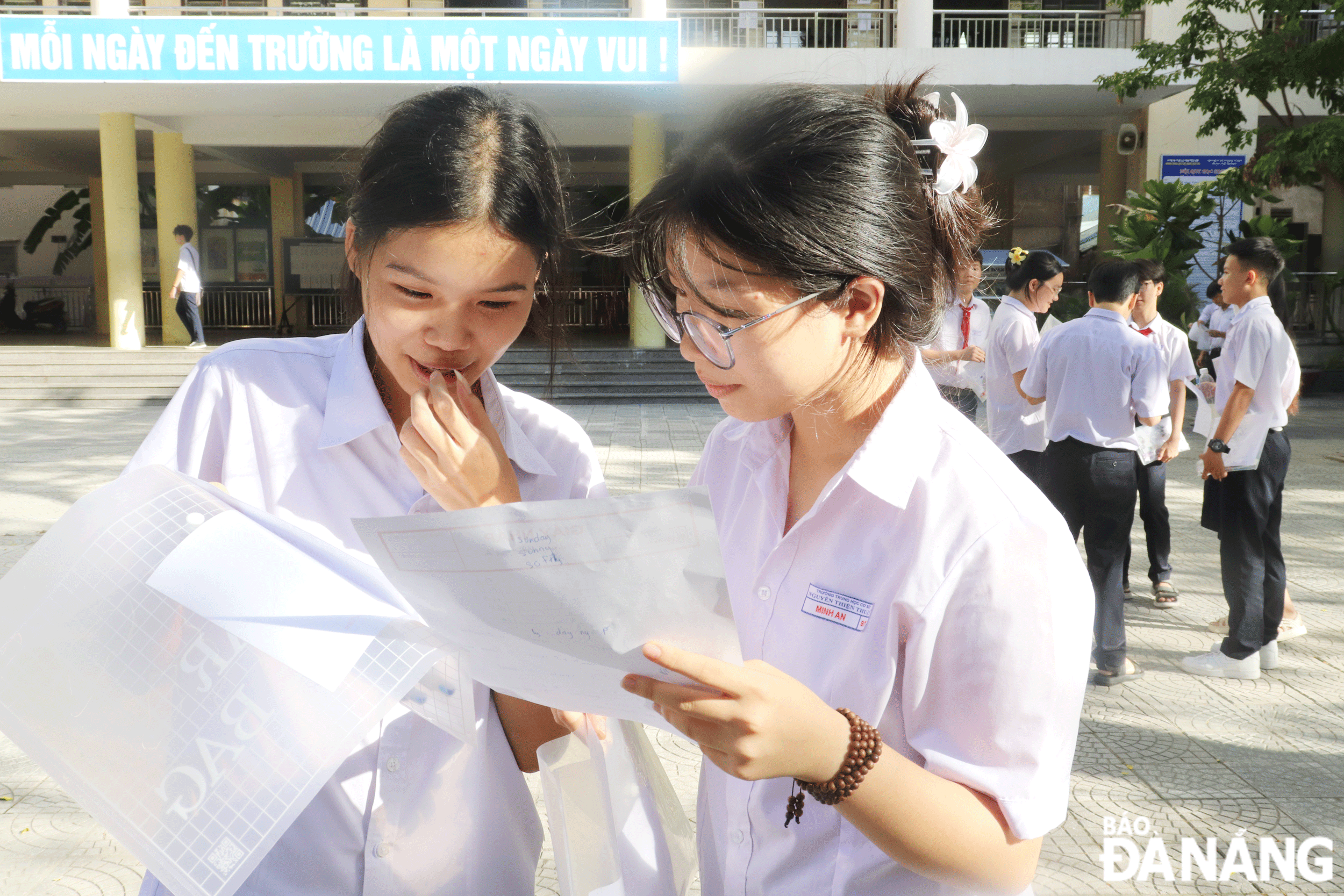 Thí sinh trao đổi sau khi hoàn thành bài thi môn Ngoại ngữ. Ảnh: NGỌC HÀ