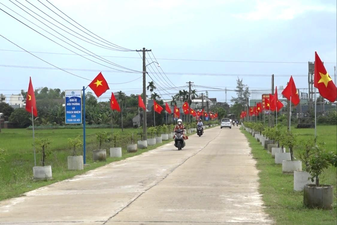 Tuyến đường cờ, đường hoa ở thôn Kế Xuyên (Bình Trung, Thăng Bình) hoàn thành có sự tham gia ngày công và đóng góp kinh phí của người dân. Ảnh: T.N