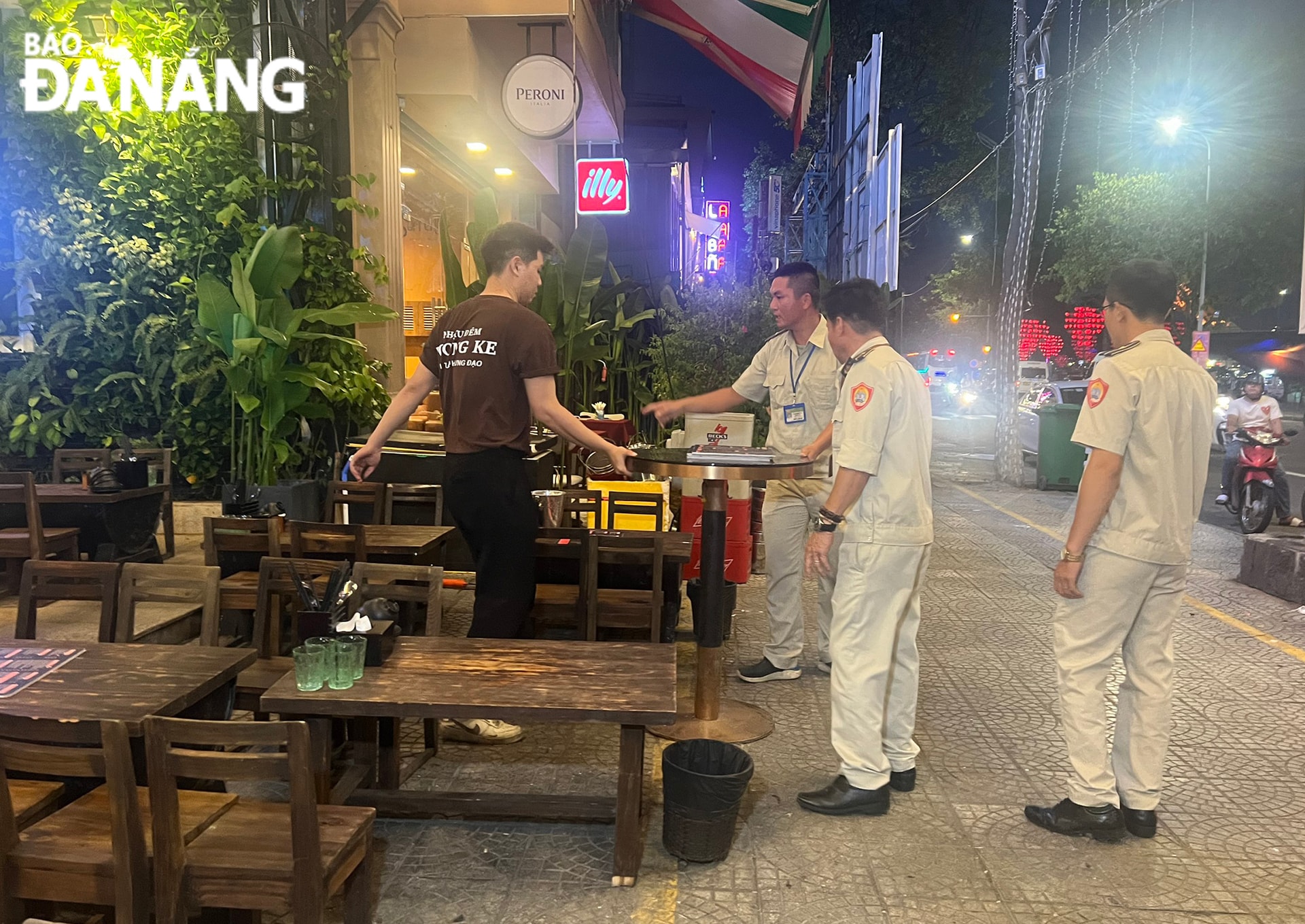 Lực lượng quy tắc đô thị quận Sơn Trà xử phát một đơn vị vi phạm lấn chiếm vỉa hè kinh doanh trên tuyến đường Trần Hưng Đạo trong tối 4-6