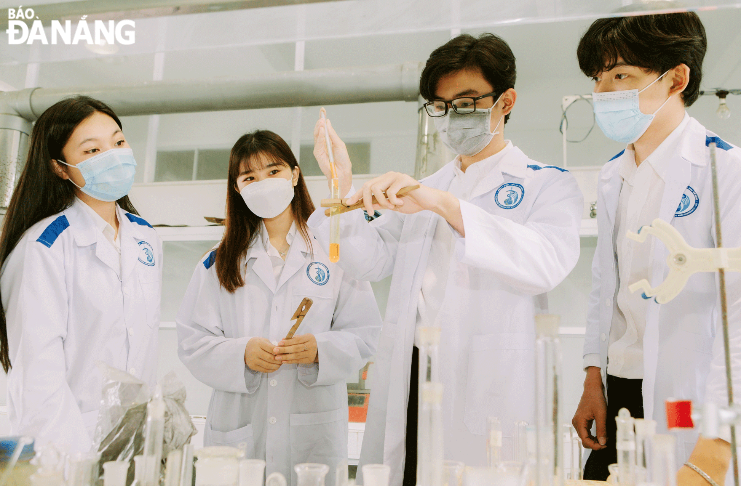 Sinh viên Trường Y Dược-Đại học Đà Nẵng trong giờ thực hành.  Ảnh: NGỌC HÀ