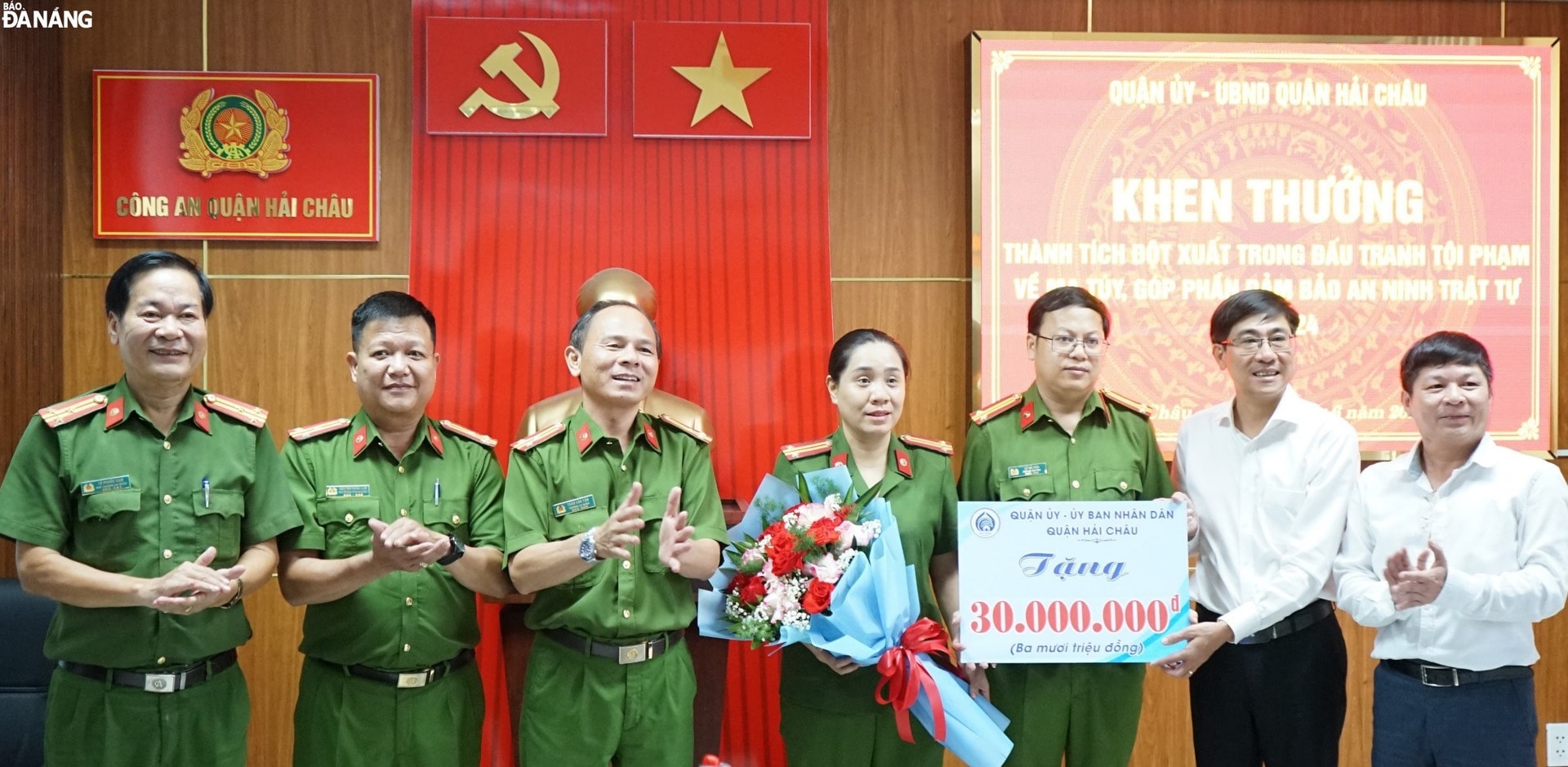 Lãnh đạo Quận ủy, UBND quận Hải Châu thưởng nóng cho Ban chuyên án 293Đ. Ảnh: LÊ HÙNG.