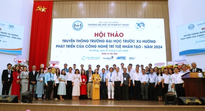 Các đại biểu tham gia hội thảo chụp hình lưu niệm.