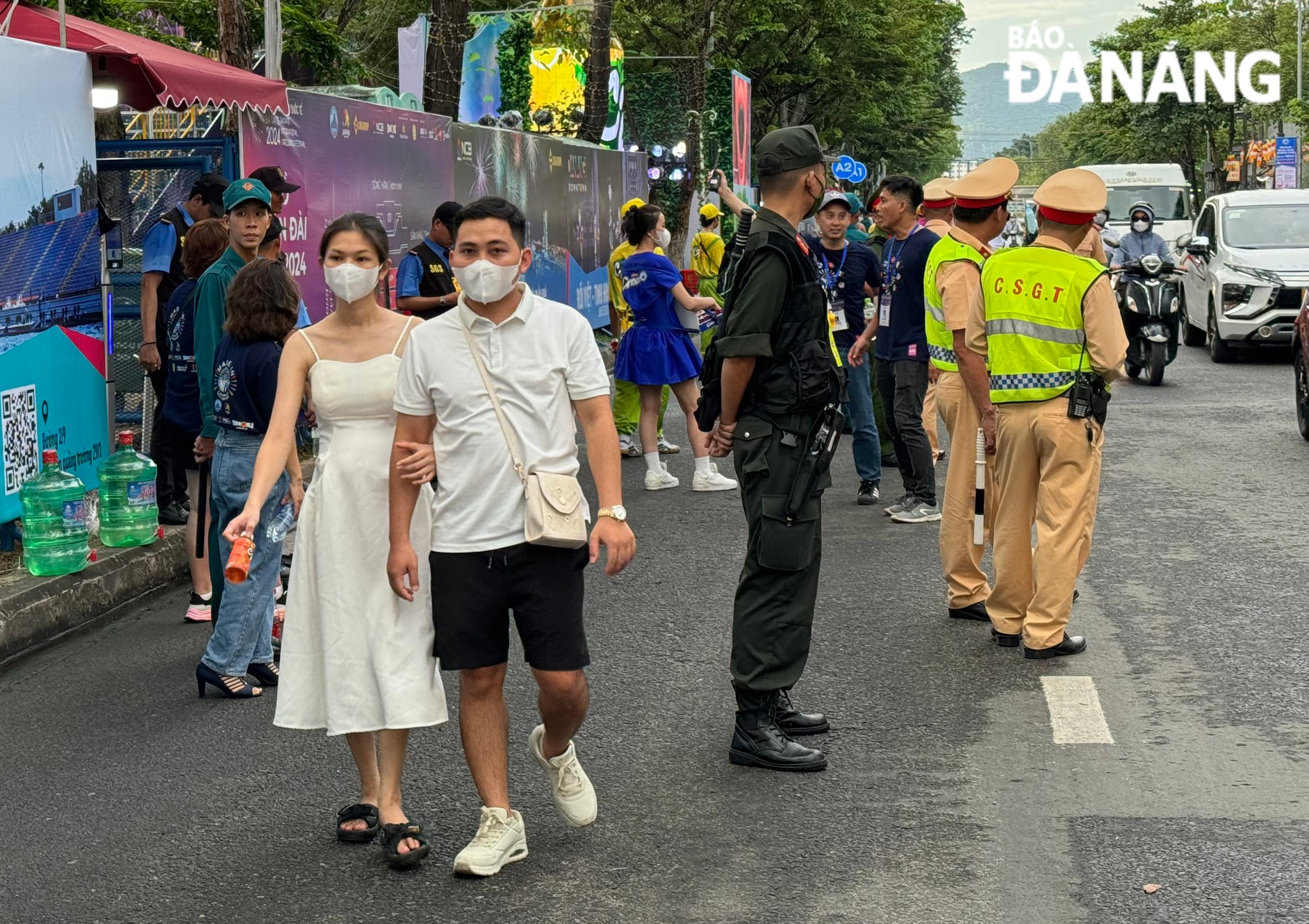 Nhiều người dân và du khách đã đi sớm để lưa chọn những vị trí đẹp gần bờ sông để xem pháo hoa