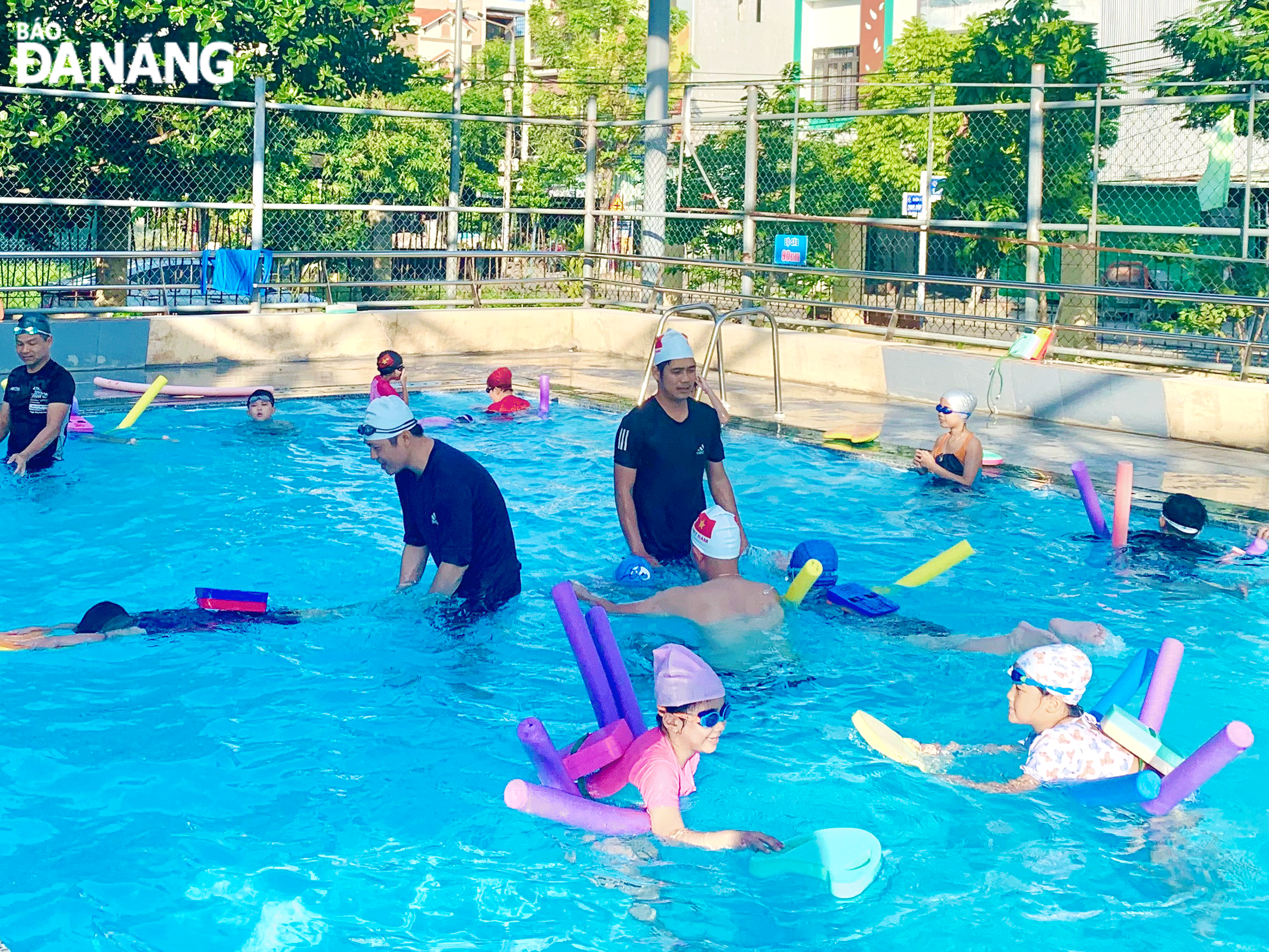 Bơi lội là bộ môn giúp các em có cơ hội trang bị cho bản thân những kiến thức, kỹ năng để phòng tránh đuối nước. Ảnh: KIM KHÁNH