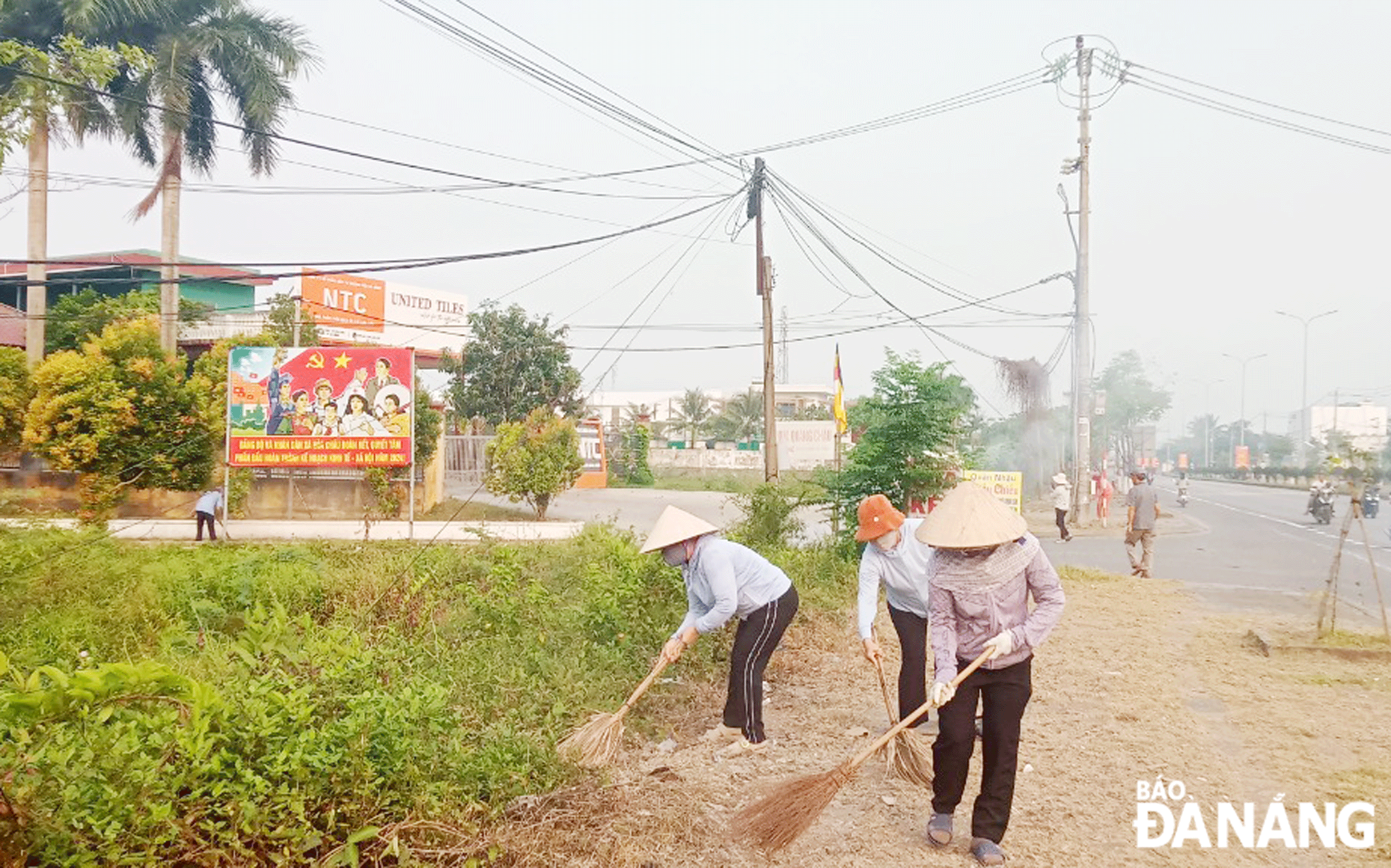 Mặt trận xã Hòa Châu ra quân dọn vệ sinh môi trường nhân ngày Chủ nhật xanh-sạch-đẹp. Ảnh: H.C