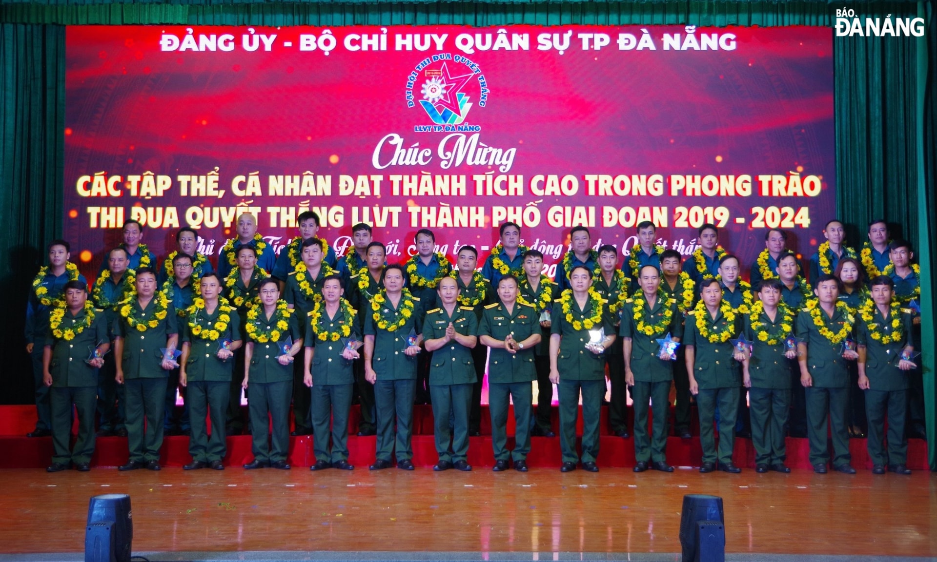 Thủ trưởng Bộ Chỉ huy Quân sự thành phố tuyên dương, khen thưởng các tập thể và đạt thành tích cao trong phong trào thi đua quyết thắng của lực lượng vũ trang thành phố giai đoạn 2019-2024. Ảnh: LÊ HÙNG