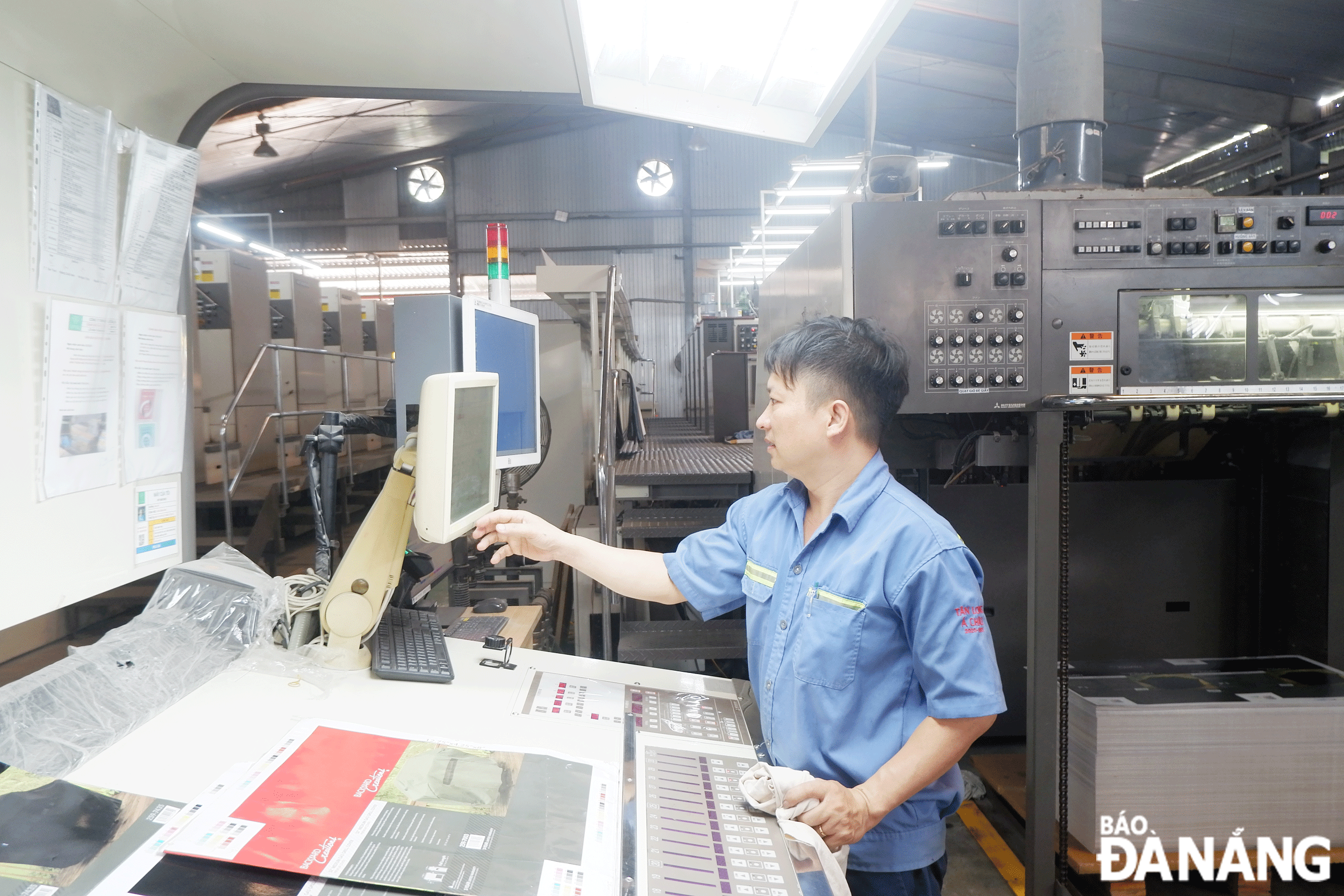 Người lao động làm việc tại Công ty TNHH Kiến trúc và Thương mại Á Châu (Khu công nghiệp Hòa Khánh, quận Liên Chiểu). Ảnh: M.Q