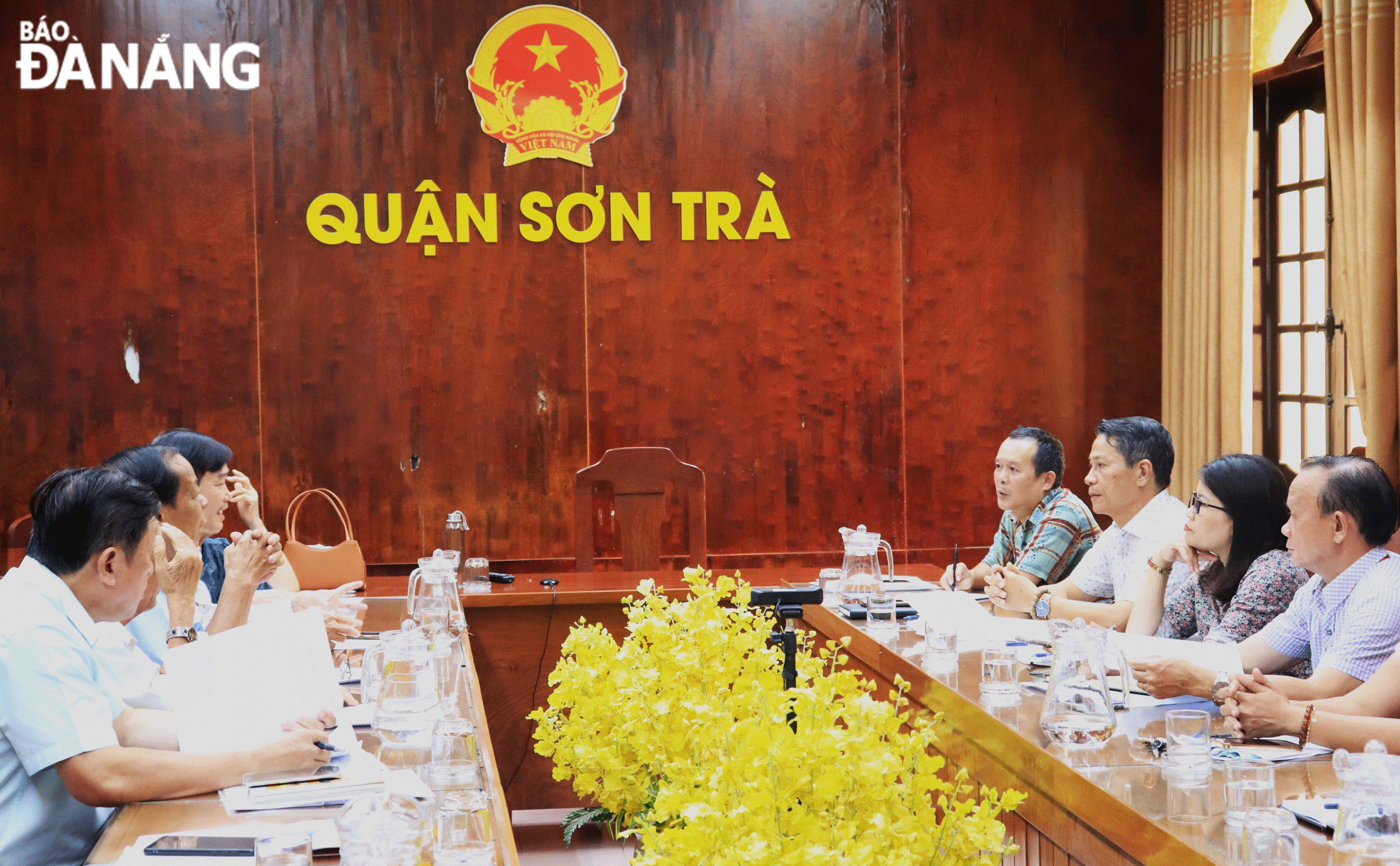 Quang cảnh cuộc họp chiều 7-6 do UBND quận Sơn Trà tổ chức để trao đổi thông tin đối với đơn thư của bà Lê Thị Côi về hồ sơ của cha là ông Lê Công Bạo (Em). Ảnh: ĐẮC MẠNH