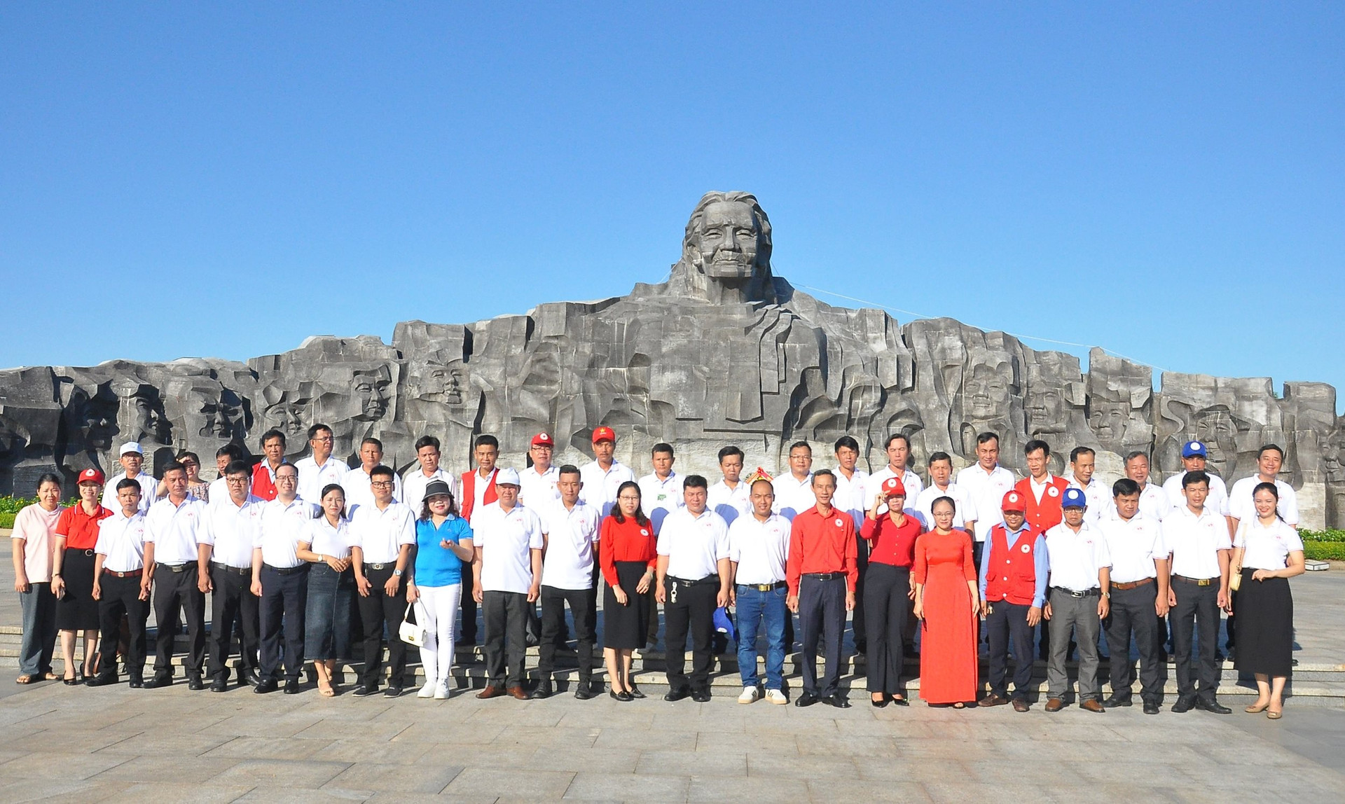 Đoàn dâng hương chụp hình lưu niệm trước Tượng đài Mẹ Việt Nam anh hùng. Ảnh: VINH ANH