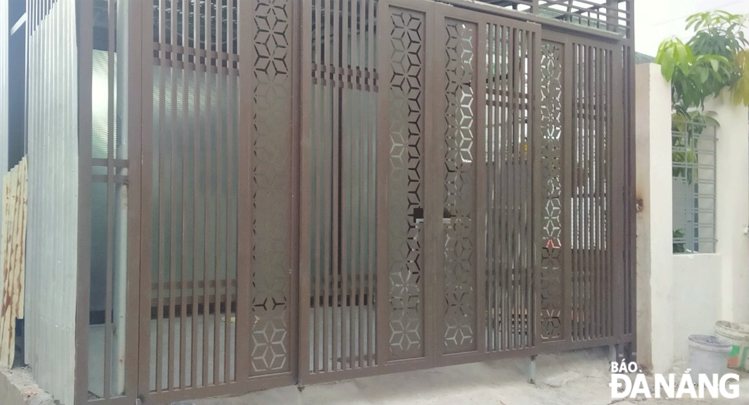 Hộ bà Phan Thị Tú Nguyệt, tổ dân phố 54, phường Hòa Khánh Nam dựng nhà tôn trái phép. Ảnh: KHÁNH HUYỀN