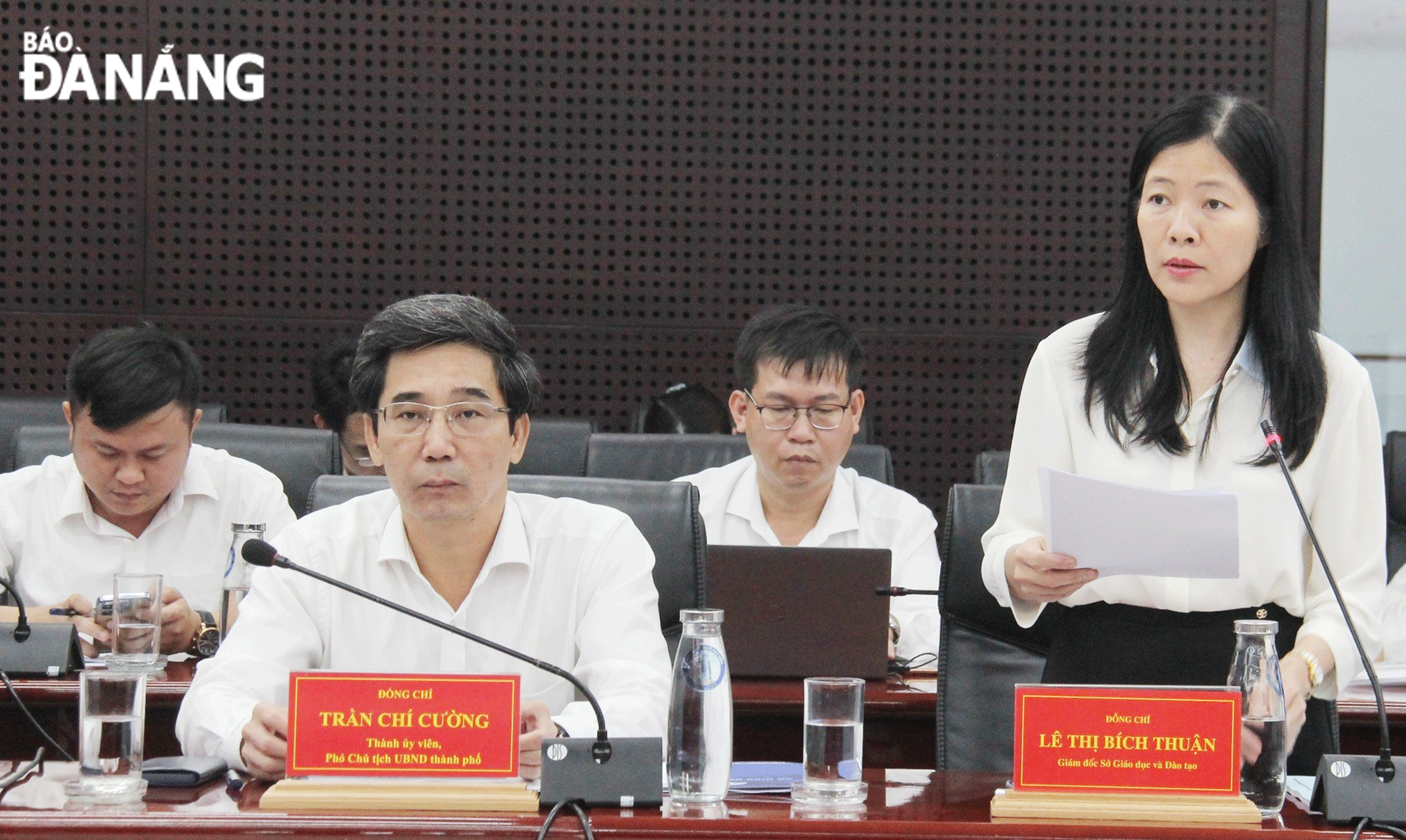 Phó Chủ tịch UBND thành phố Trần Chí Cường (bên trái) tham dự buổi làm việc.  Ảnh: NGỌC HÀ