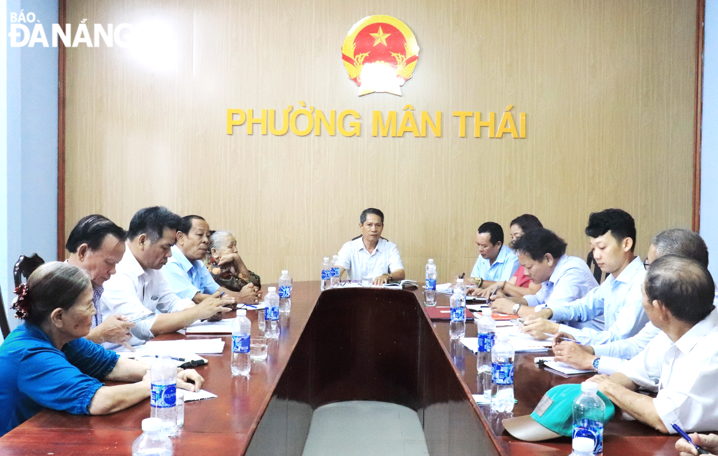 Ngày 12-6, UBND quận Sơn Trà tiếp tục tổ chức cuộc họp lần thứ 2 để lấy ý kiến và trao đổi hướng giải quyết liên quan hồ sơ đề nghị công nhận liệt sĩ đối với ông Lê Công Bạo (Em), trú phường Mân Thái (quận Sơn Trà).Ảnh: ĐẮC MẠNH