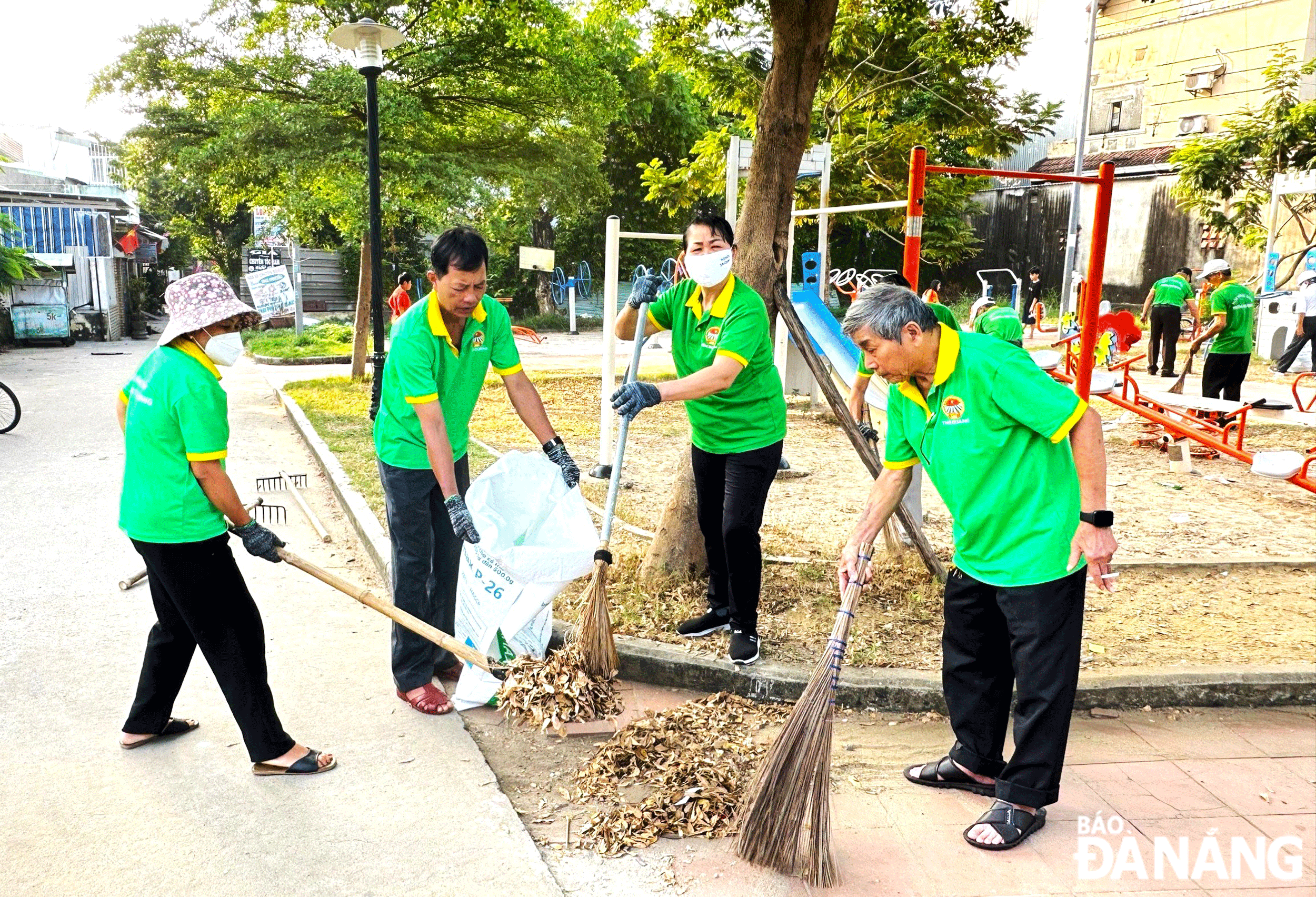 Hội viên nông dân quận Sơn Trà ra quân dọn dẹp vệ sinh trên các tuyến đường, góp phần bảo vệ môi trường trên địa bàn. Ảnh: N.Q