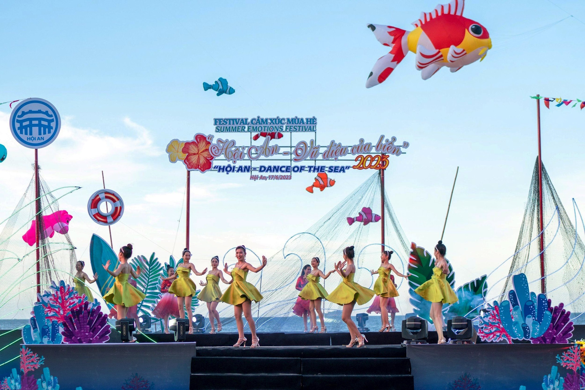 Trình diễn vũ hội là một hoạt động được khán giả ưa thích tại Festival biển “Hội An – Cảm xúc mùa hè”. Ảnh: ĐỖ HUẤN