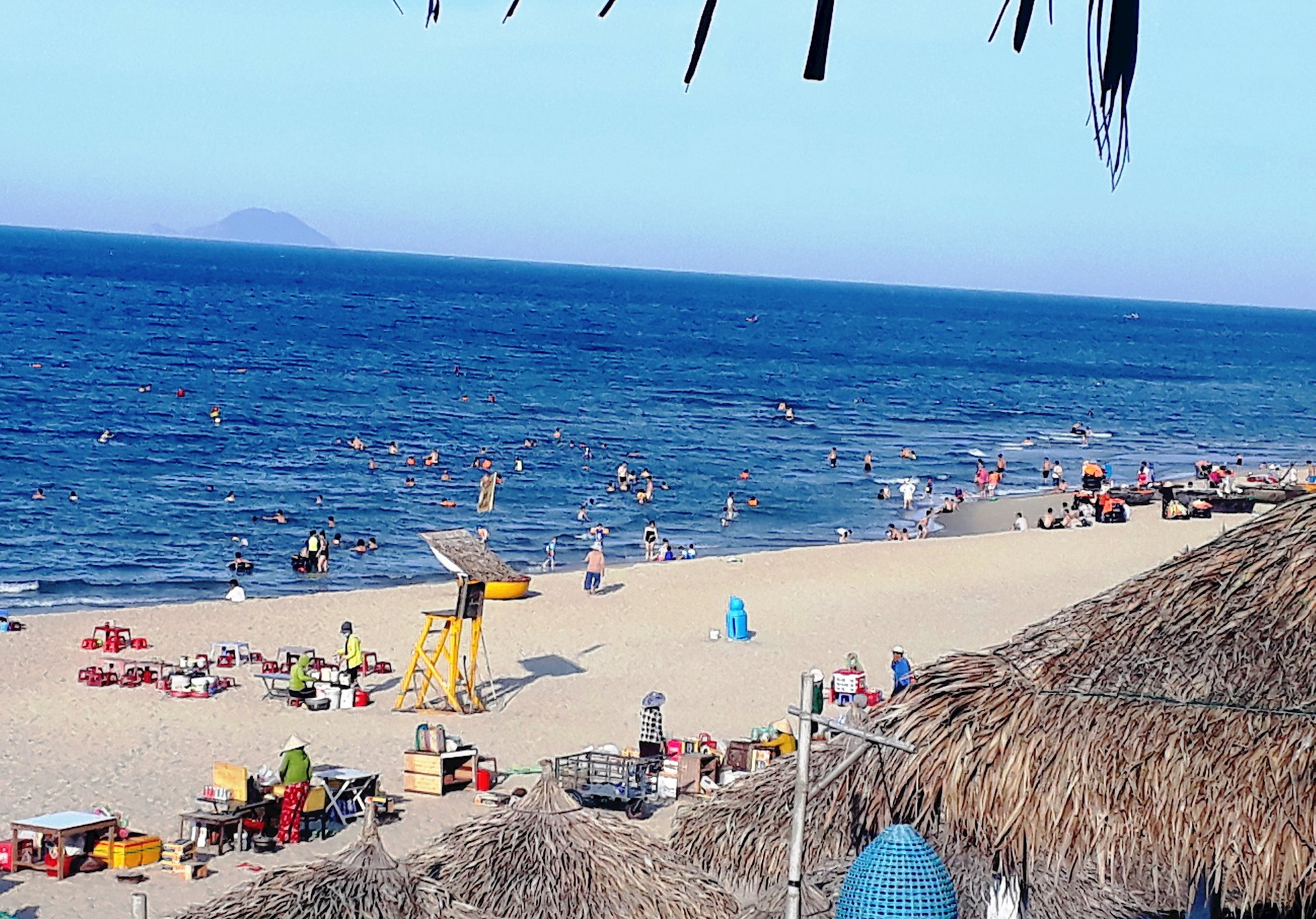 Bãi biển An Bàng – Cẩm An luôn thu hút đông đảo du khách và nhân dân đến tham quan, tắm mát. Ảnh: ĐỖ HUẤN