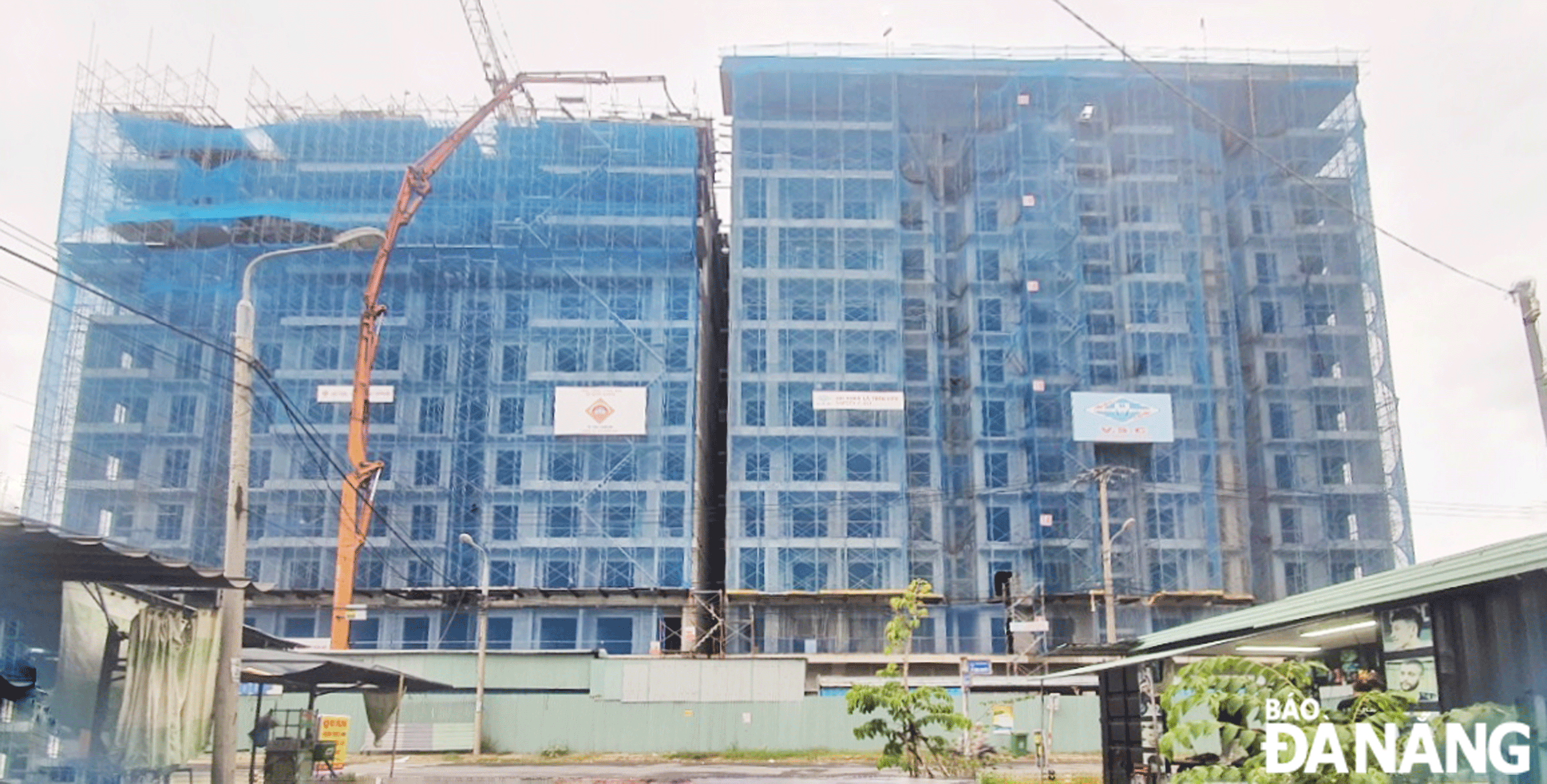 Chung cư  nhà ở xã hội cho người có công với cách mạng tại đường Vũ Mộng Nguyên dự kiến hoàn thành cuối năm 2024. Ảnh: L.P