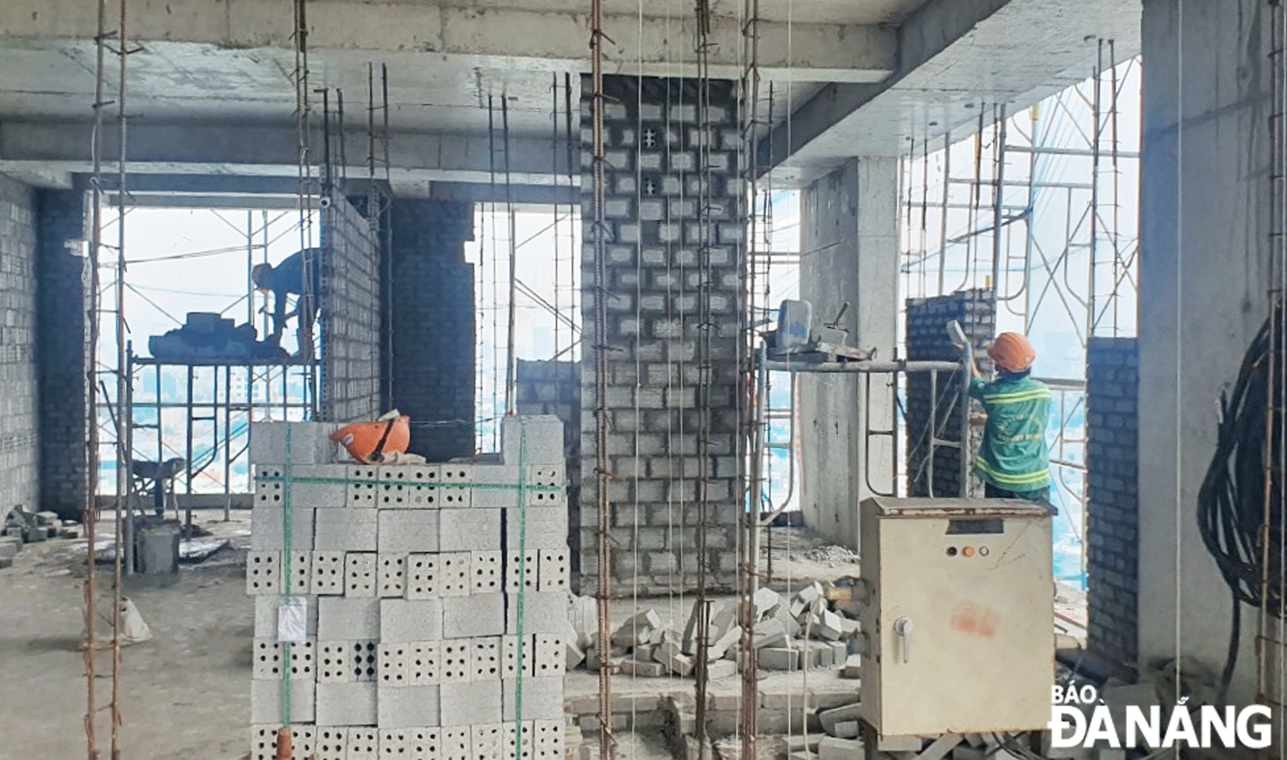 Các nhà thầu đang tăng cường nhân công để đẩy nhanh tiến độ xây dựng chung cư  nhà ở xã hội cho người có công với cách mạng. Ảnh: L.P