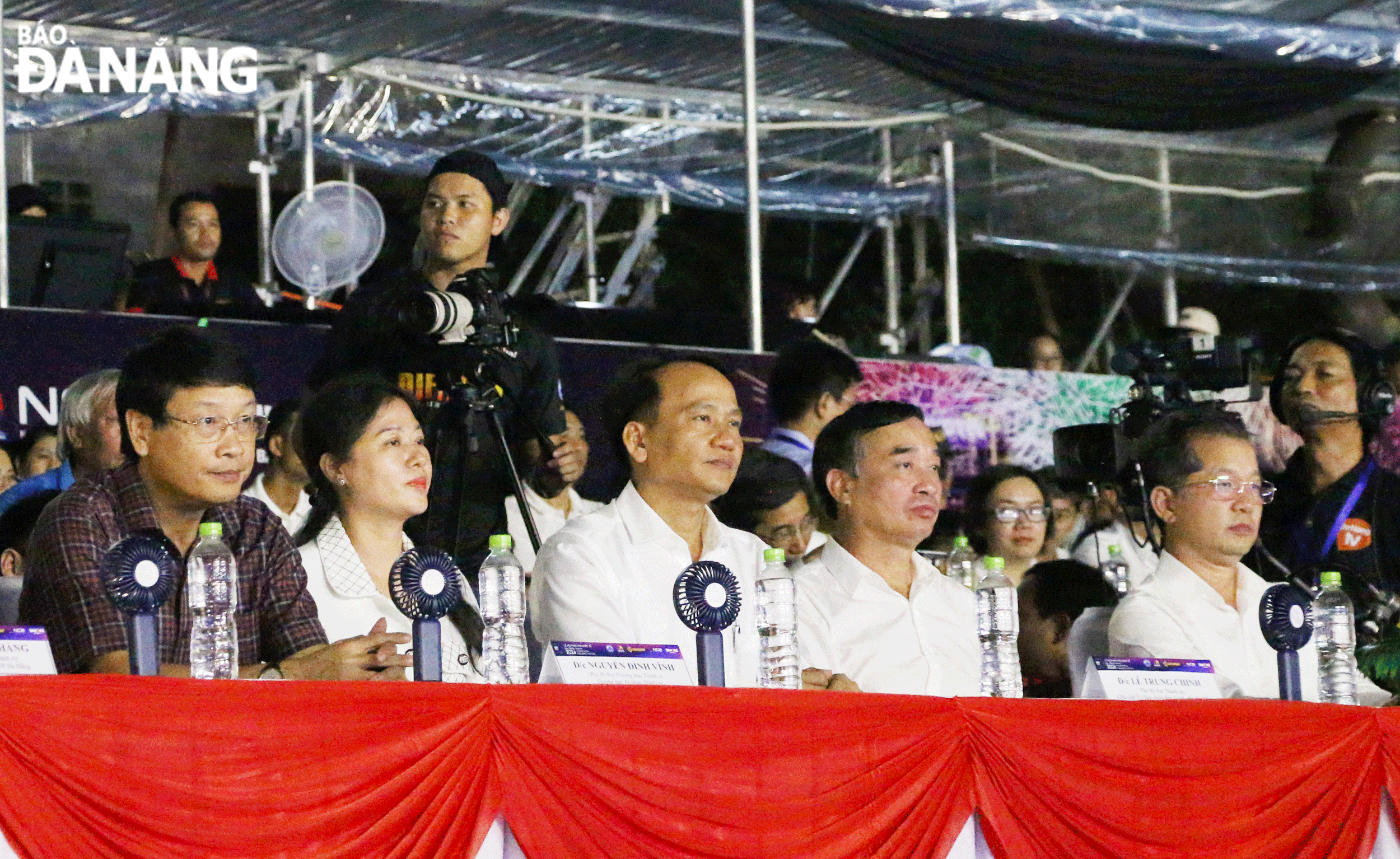 Bí thư Thành ủy Nguyễn Văn Quảng (ngoài cùng, bên phải) cùng các lãnh đạo thành phố đến dự đêm thứ 2 của DIFF 2024. Ảnh: XUÂN DŨNG