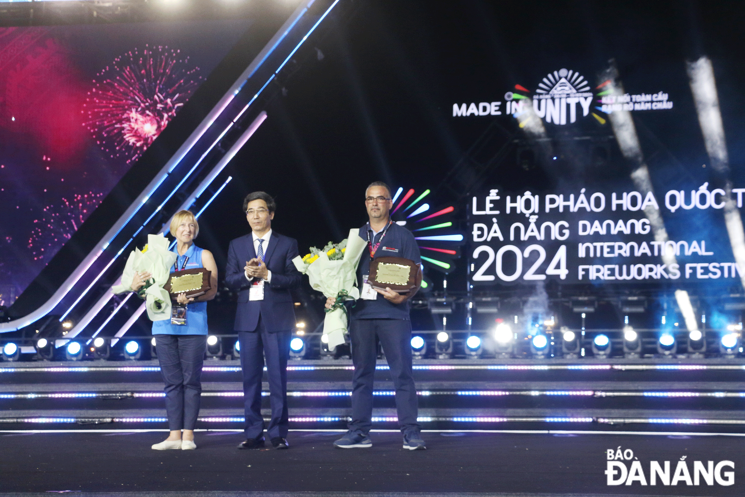 Phó Chủ tịch UBND thành phố Trần Chí Cường (giữa) trao kỷ niệm chương cho 2 đội.  Ảnh: XUÂN DŨNG