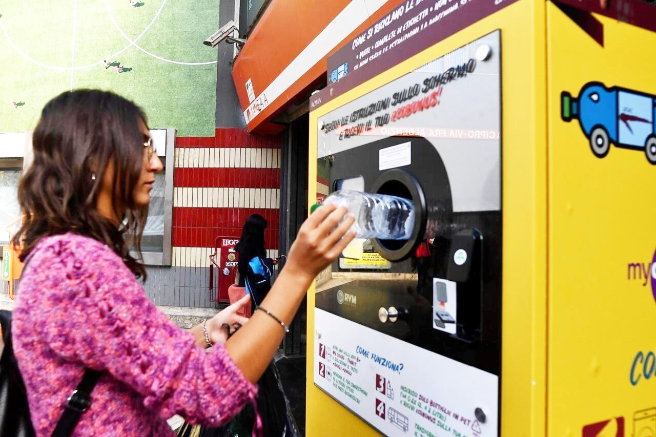 Ảnh 8 - Một mô hình ATM đổi rác lấy vé tàu điện ngầm tại TP.Roma - Ý.