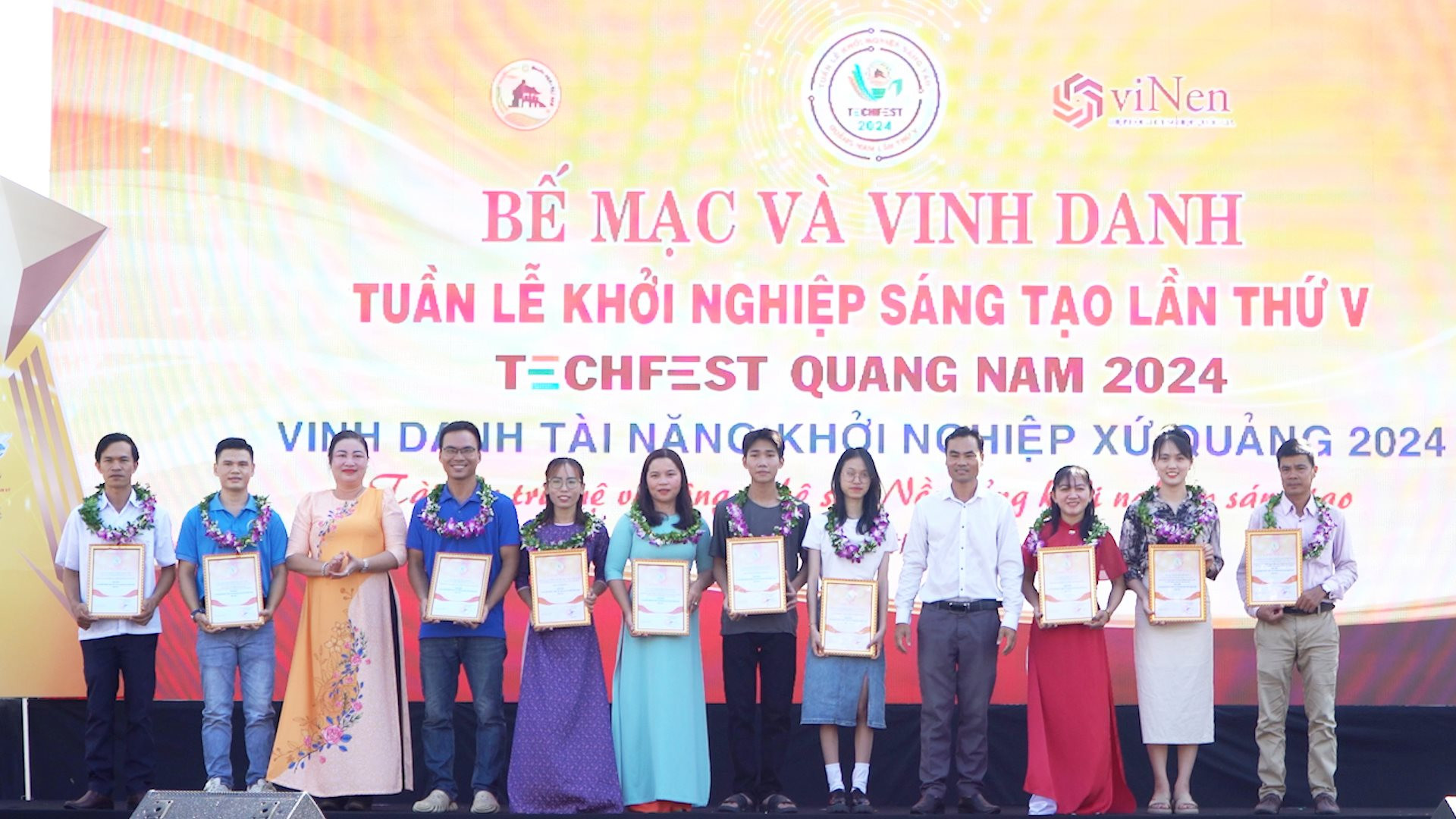 Ảnh 9 - Ông Lê Văn Minh (ngoài cùng, bên phải) được vinh danh tại lễ trao giải Cuộc thi tìm kiếm tài năng khởi nghiệp xứ Quảng năm 2024