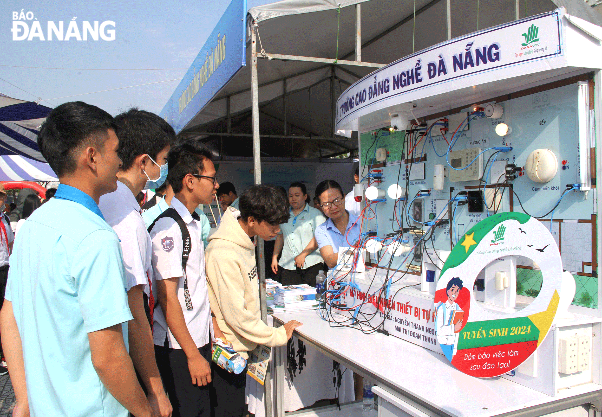 Trường Cao đẳng nghề Đà Nẵng mở lớp đào tạo trình độ cao đẳng theo nhu cầu doanh nghiệp nhằm tạo ra nguồn nhân lực chất lượng cao, đáp ứng nhu cầu thị trường lao động. Trong ảnh: Học sinh, sinh viên tìm hiểu mô hình điều khiển thiết bị tự động của Trường Cao đẳng nghề Đà Nẵng. Ảnh: L.P