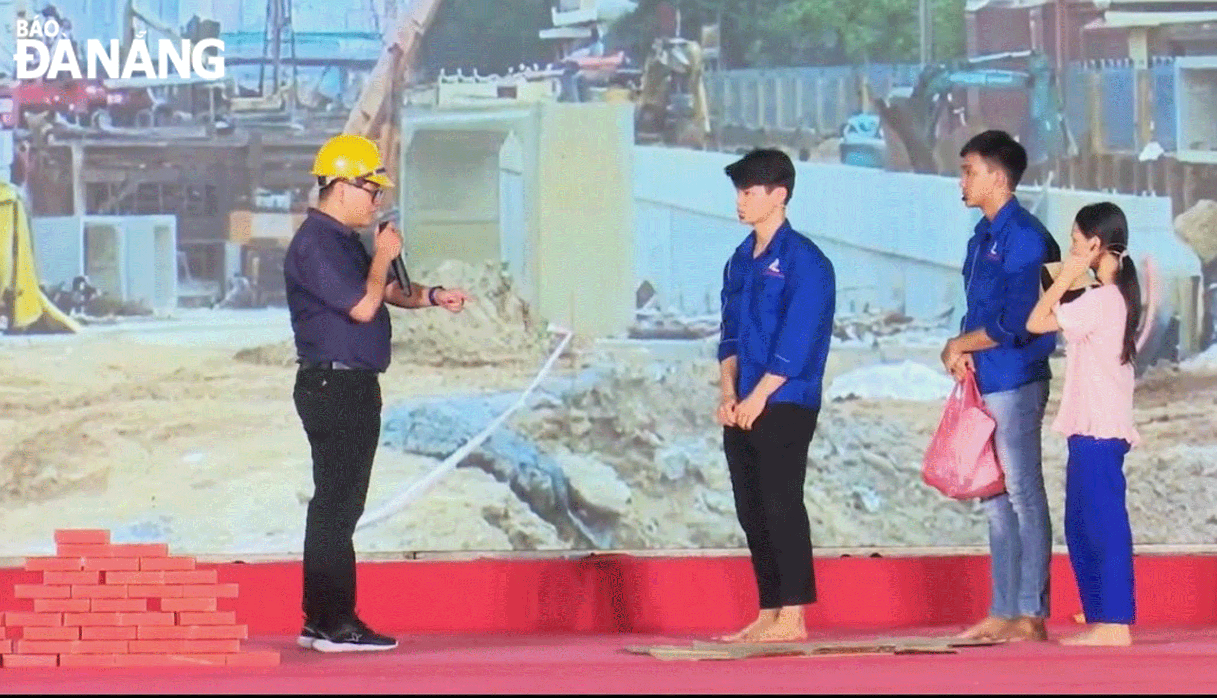 Phần thi tiểu phẩm sân khấu hóa chủ đề “Phòng chống lao động trẻ em” trong đêm thi tuyên truyền măng non cấp quận do Ban Chỉ đạo hoạt động hè quận Liên Chiểu tổ chức. Ảnh: ĐẮC MẠNH
