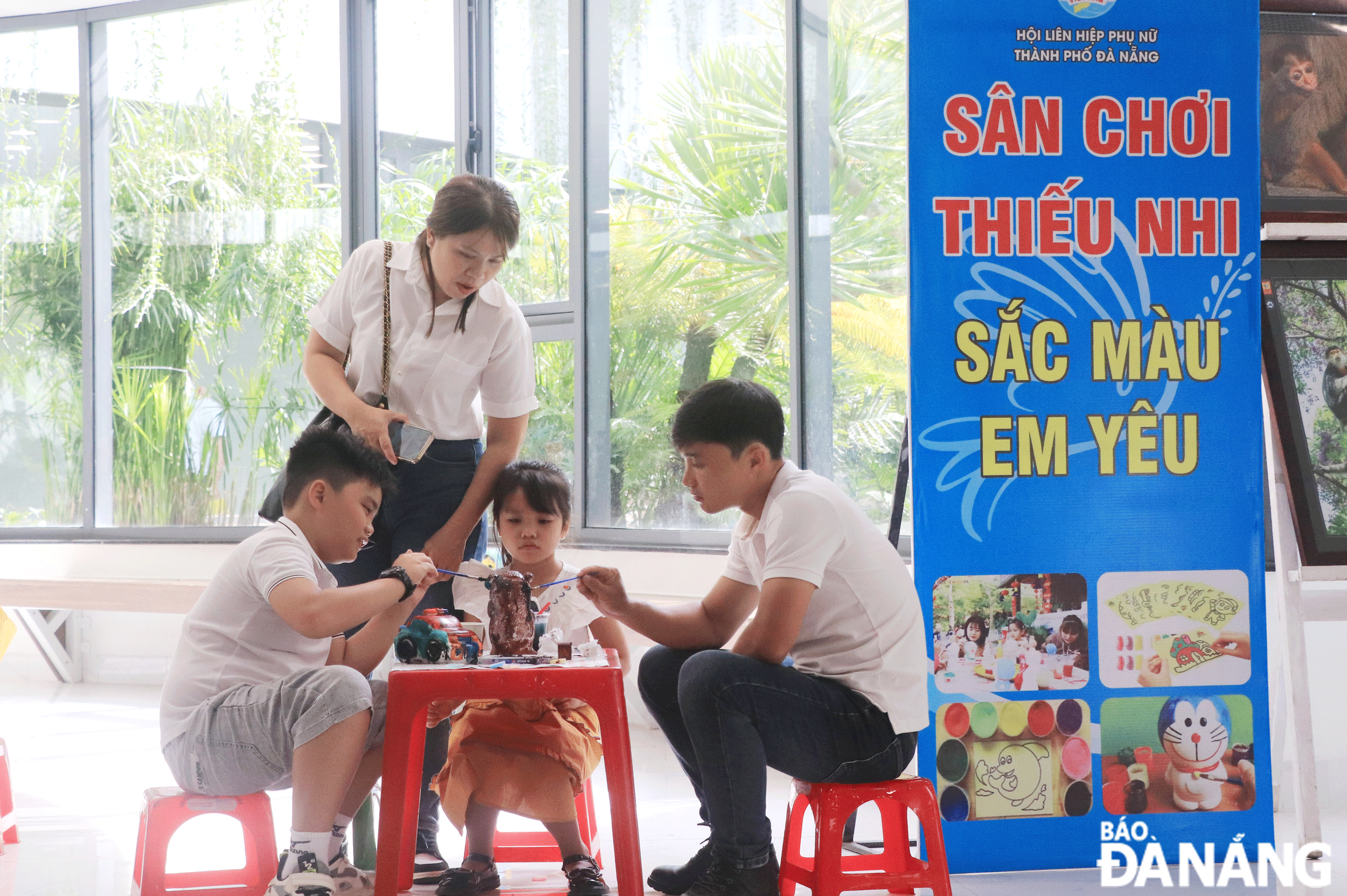 Hội Liên hiệp Phụ nữ thành phố tổ chức các sân chơi thiếu nhi, kết hợp tuyên truyền phòng, chống bạo lực trên cơ sở giới nhân ngày Gia đình Việt Nam hằng năm. Ảnh: X.D