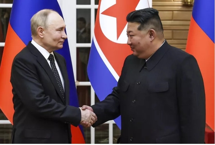 Tổng thống Nga Vladimir Putin (bên trái) và nhà lãnh đạo Triều Tiên Kim Jong-un trước cuộc hội đàm ở Bình Nhưỡng vào ngày 19- 6. Ảnh: Sputnik