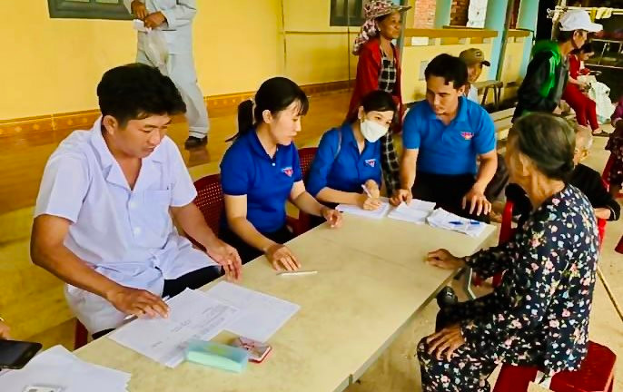Câu lạc bộ Thầy thuốc trẻ huyện Nông Sơn khám chữa bệnh, cấp phát thuốc miễn phí tại xã Quế Lâm. Ảnh MINH THÔNG