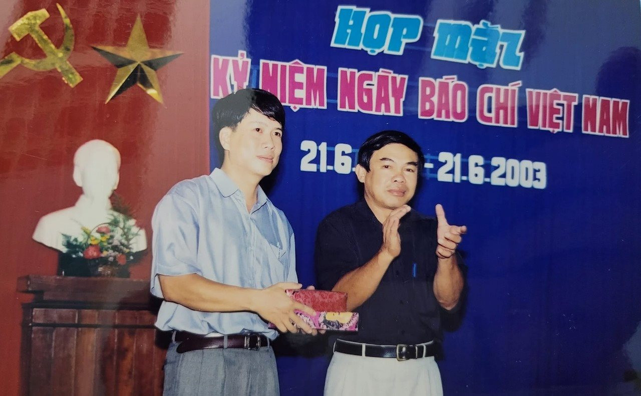 Đài truyền thanh Điện Bàn khen thưởng cộng tác viên xuất sắc Nguyễn Bửu Thuyên năm 2003