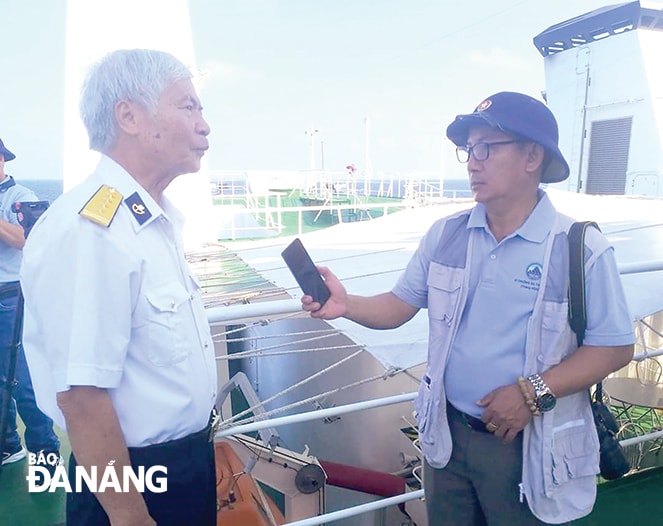 Phỏng vấn Cựu chiến binh Trần Văn Liên trên tàu Kiểm ngư KN 390. Ảnh: T.TÙNG