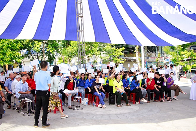 Các thí sinh trả lời câu hỏi trong hội thi. Ảnh: X.D