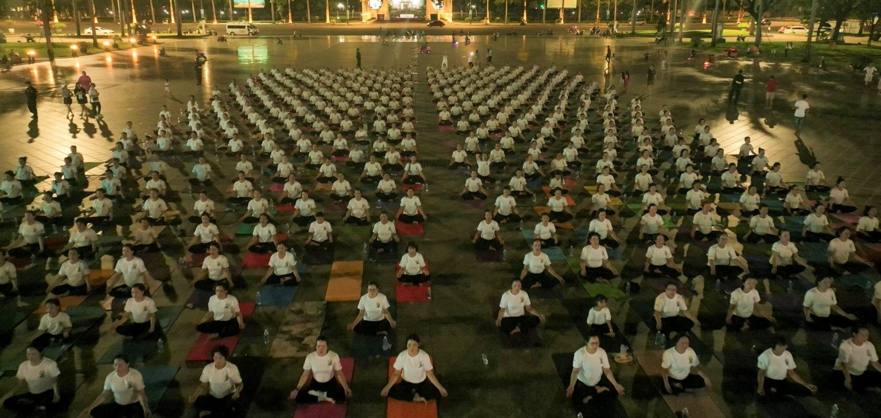 Hơn 550 vận động viên yoga tham gia ngày hội. Ảnh: L.Q