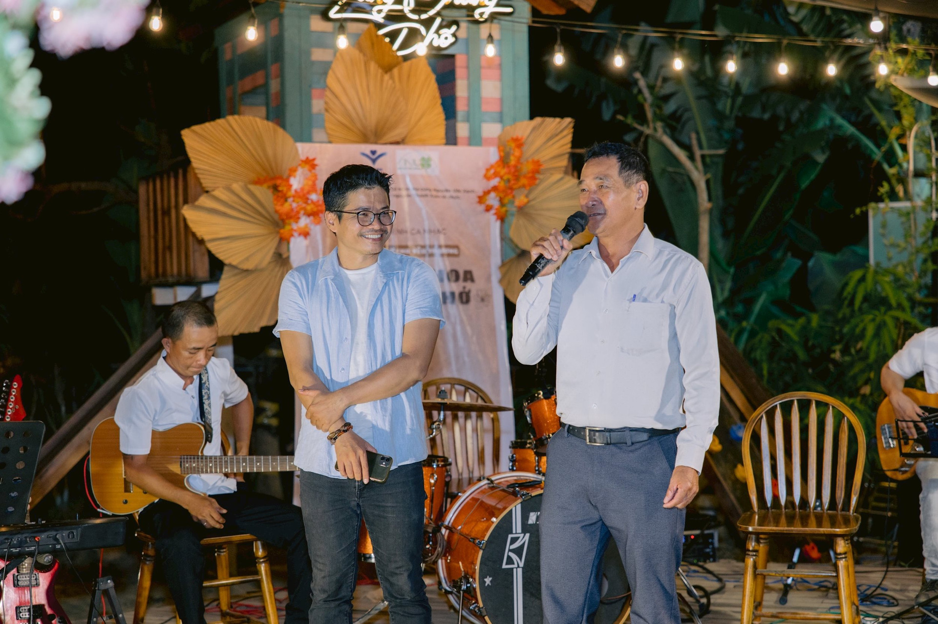 Ông Trần Hồng Phúc cùng MC, nhà báo Lê Minh hạ (đoàn Thanh Xuân) phát biểu khai mạc đêm văn nghệ gây quỹ tại Tam Kỳ. Ảnh NUX.
