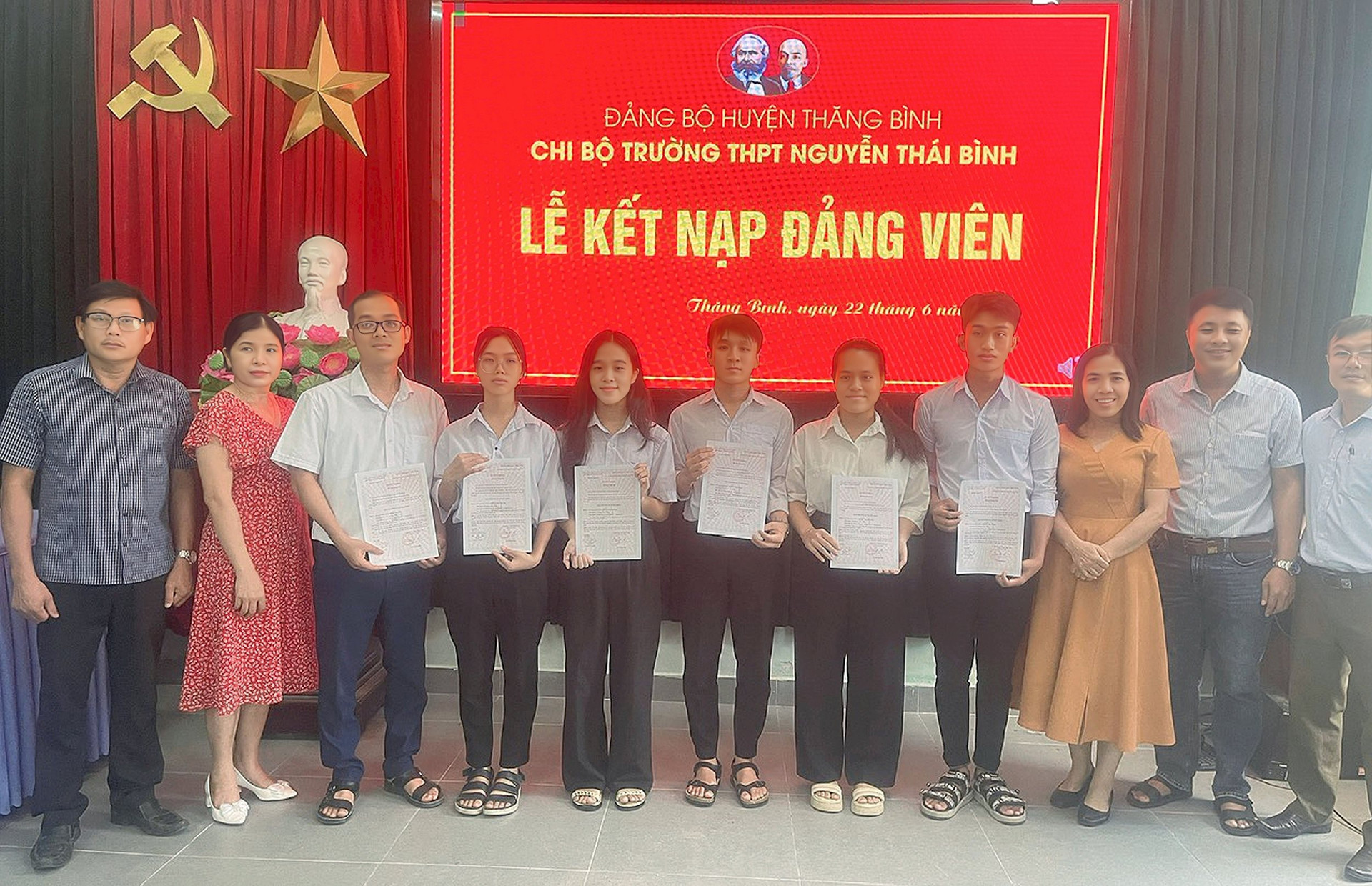 Trường THPT Nguyễn Thái Bình tổ chức Lễ Kết nạp Đảng viên.