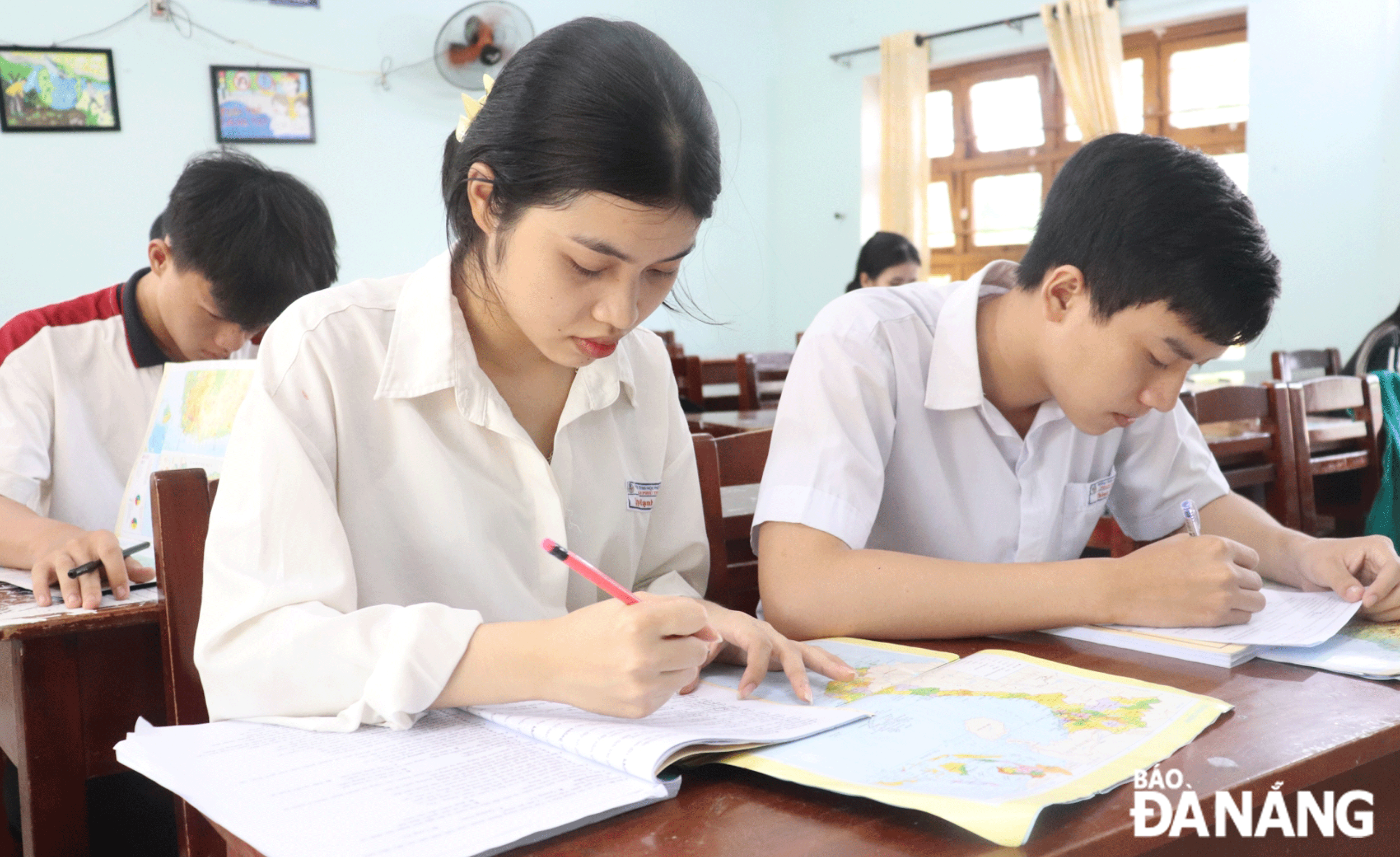 Học sinh tranh thủ ôn lại kiến thức trước khi bước vào kỳ thi. Ảnh: NGỌC HÀ