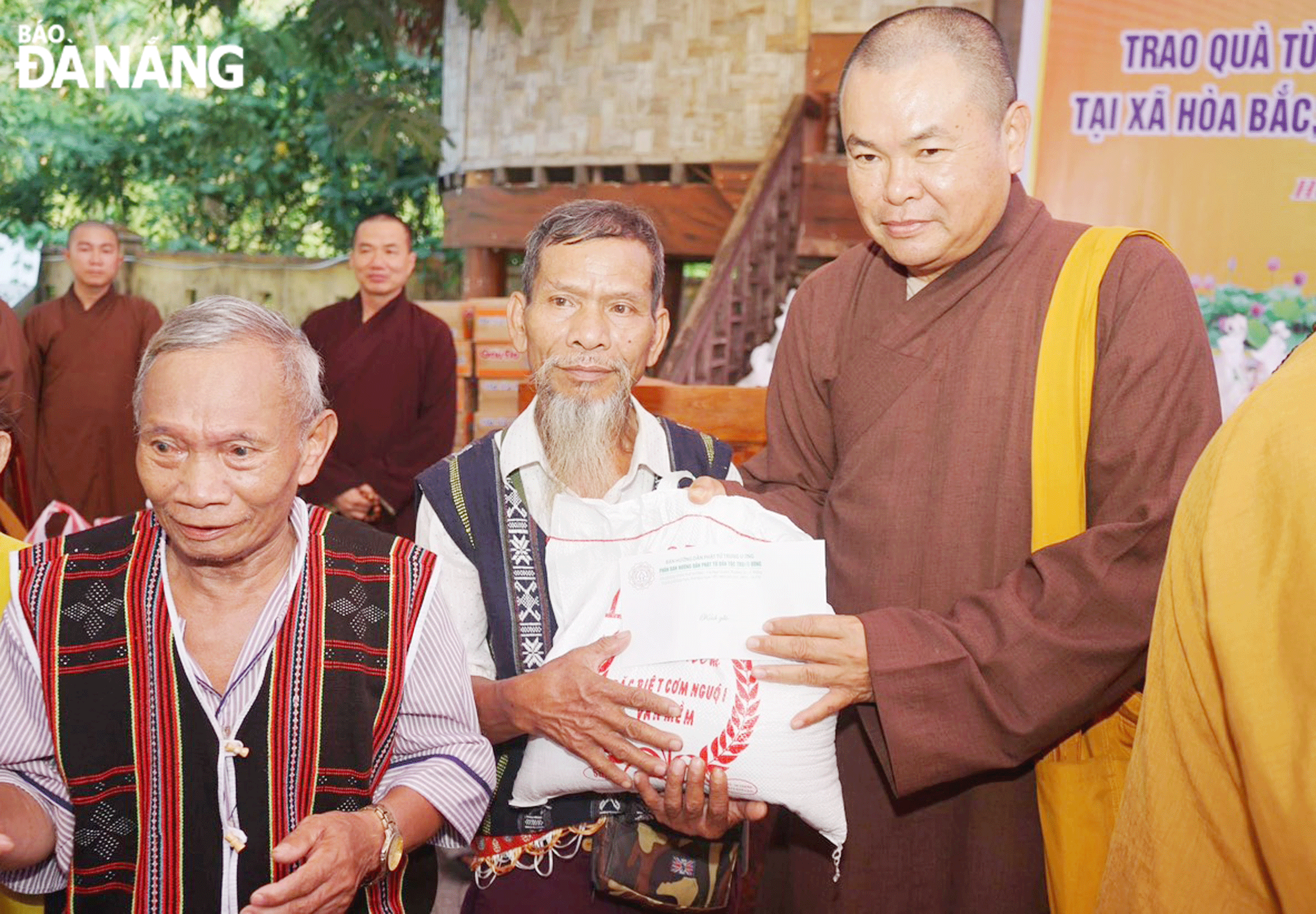 Thượng tọa Thích Pháp Châu (bên phải), Phó trưởng ban Trị sự kiêm Trưởng ban Hướng dẫn phật tử Giáo hội Phật giáo Việt Nam thành phố, Trụ trì chùa Huệ Quang trao quà cho bà con khó khăn tại xã Hòa Bắc. Ảnh: P.G