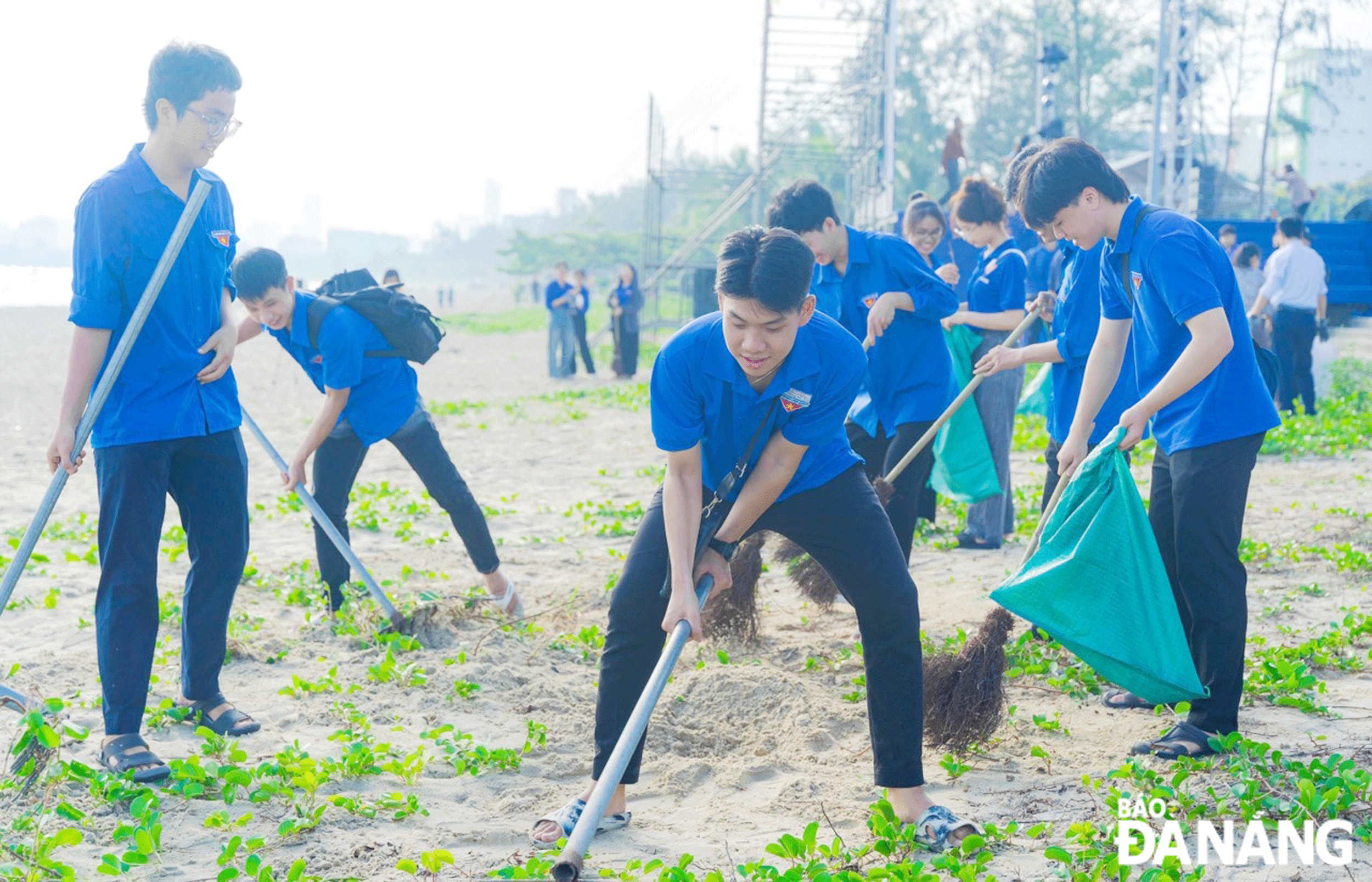 Các hội, đoàn thể chung tay thực hiện hiệu quả đề án “Xây dựng Thanh Khê - Quận môi trường”. Ảnh: NGỌC HÀ