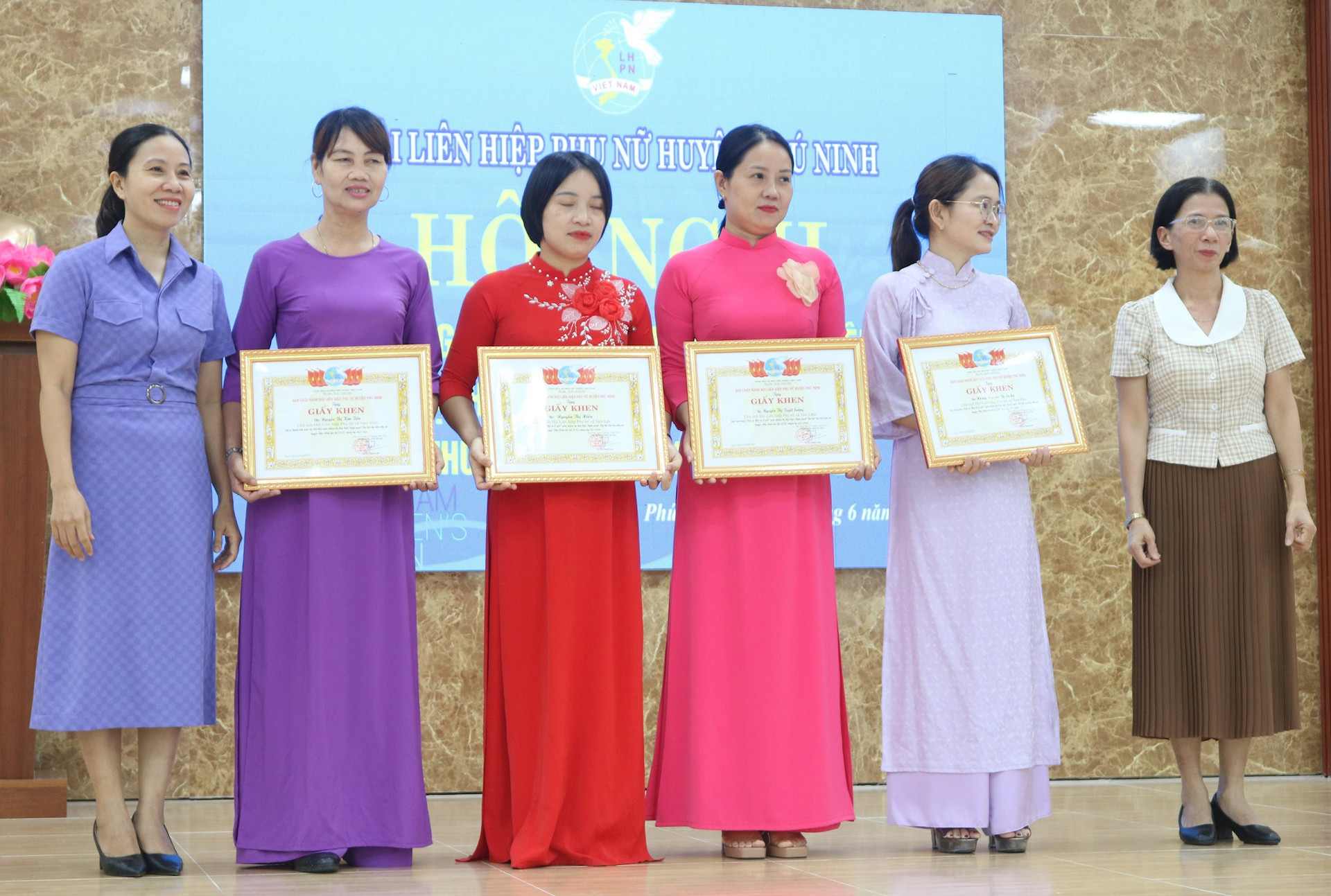 Hội LHPN huyện Phú Ninh khen thưởng 4 cán bộ giỏi tại Hội nghị. Ảnh: THÚY HIỀN