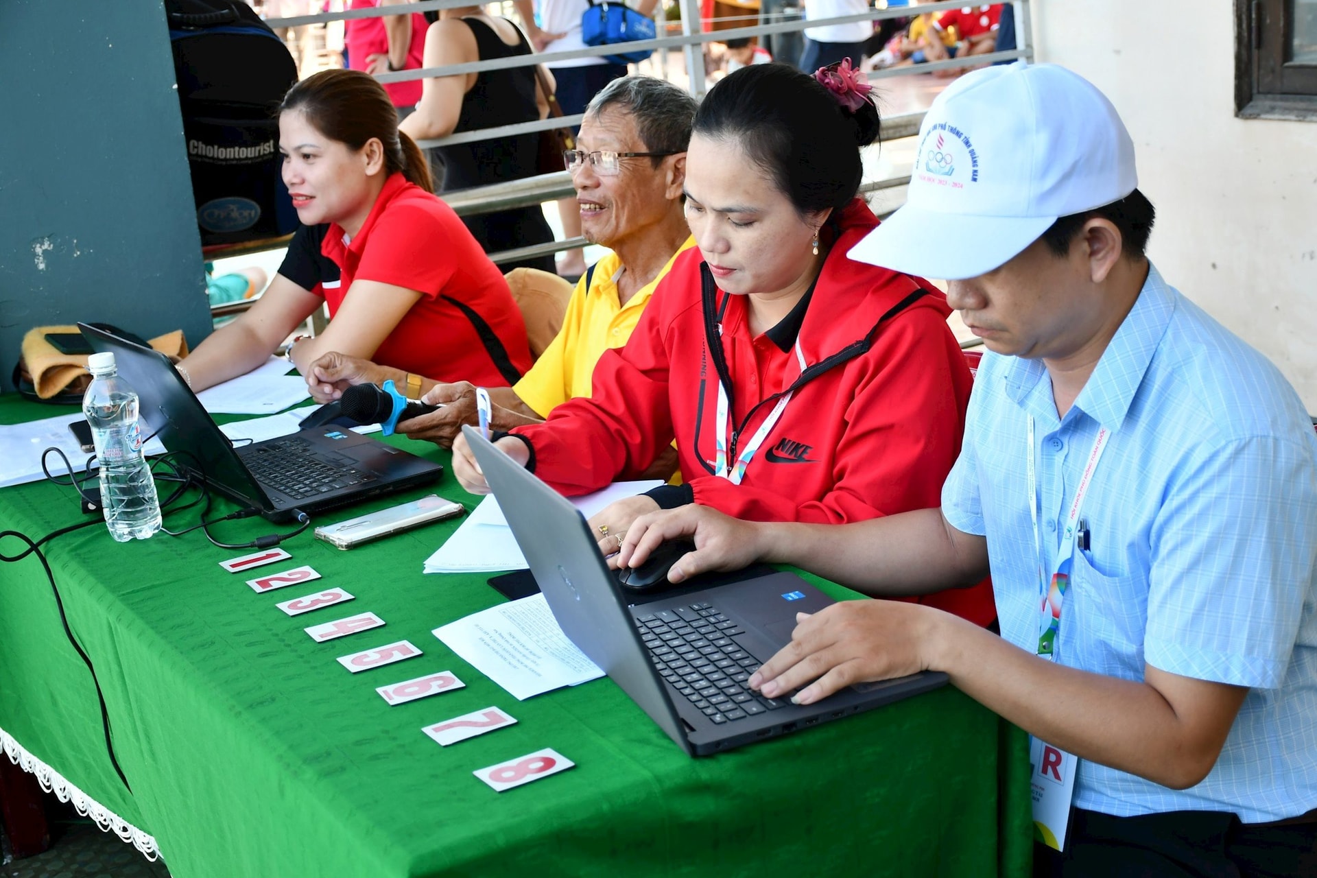 ban giám khảo môn bơi tập trung làm nhiệm vụ