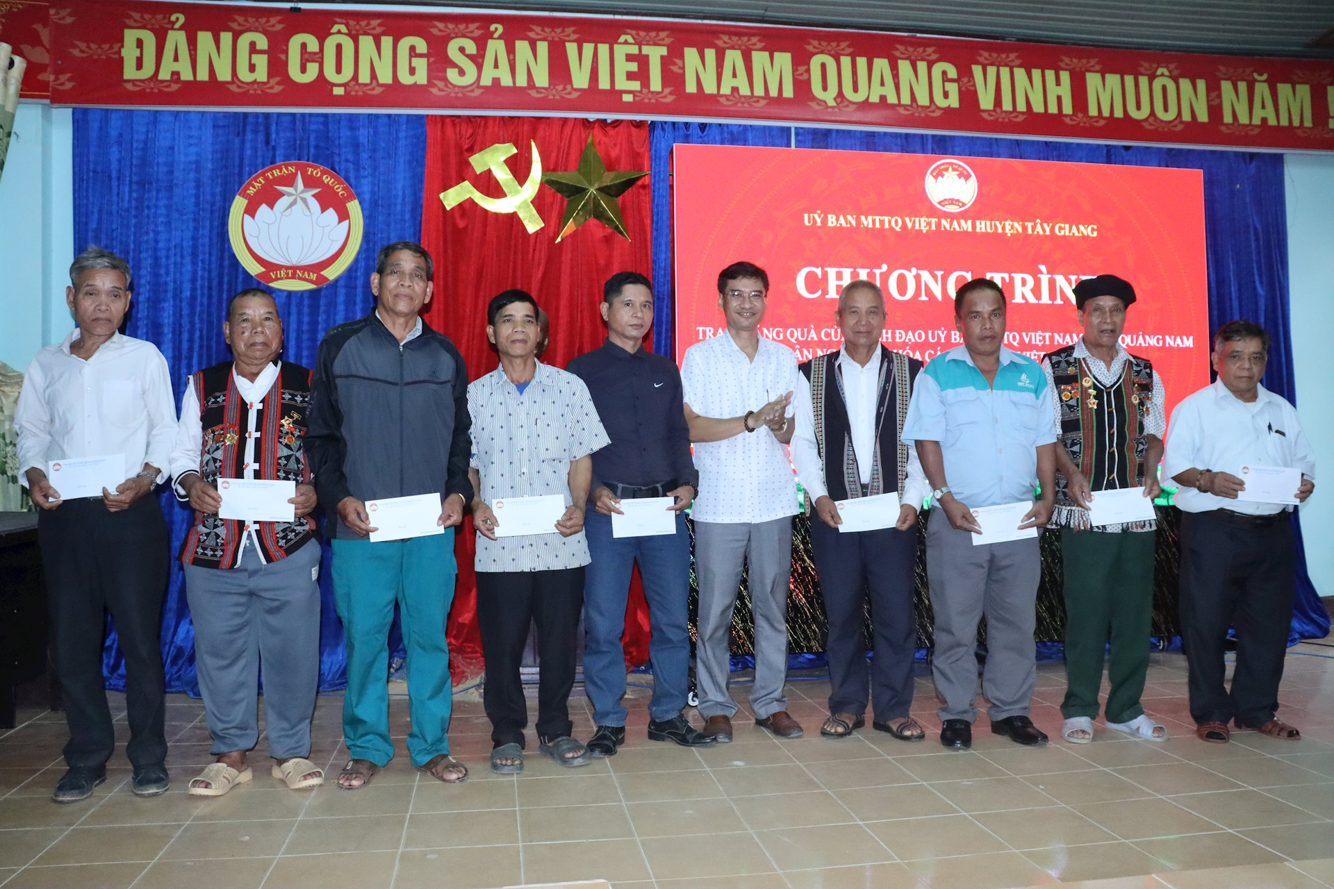 Trao tặng quà cho Người có uy tín trong đồng bào dân tộc thiểu số huyện Tây Giang