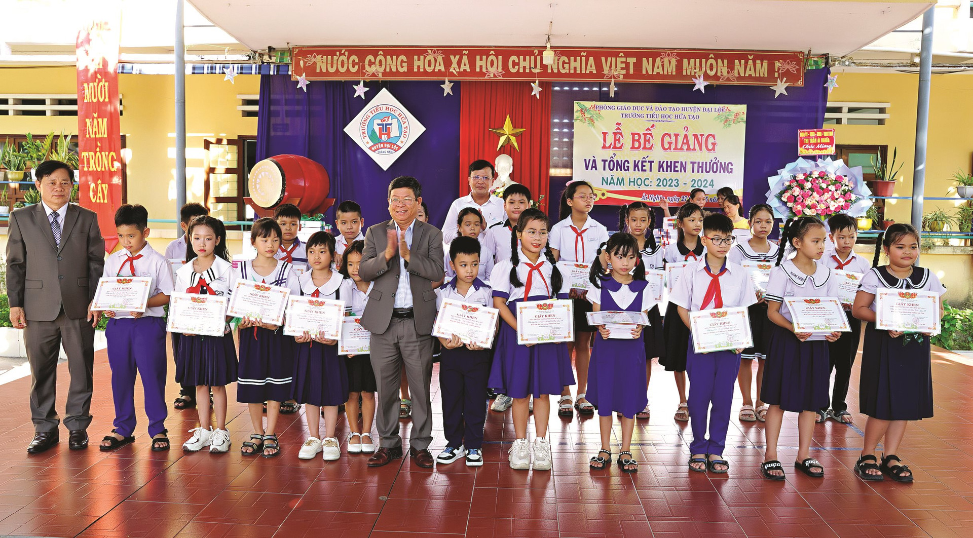 Ông Hứa Văn Hùng (đứng giữa, hàng trên) trao thưởng cho học sinh Trường Tiểu học Hứa Tạo đoạt giải cấp huyện, cấp tỉnh năm học 2023-2024.