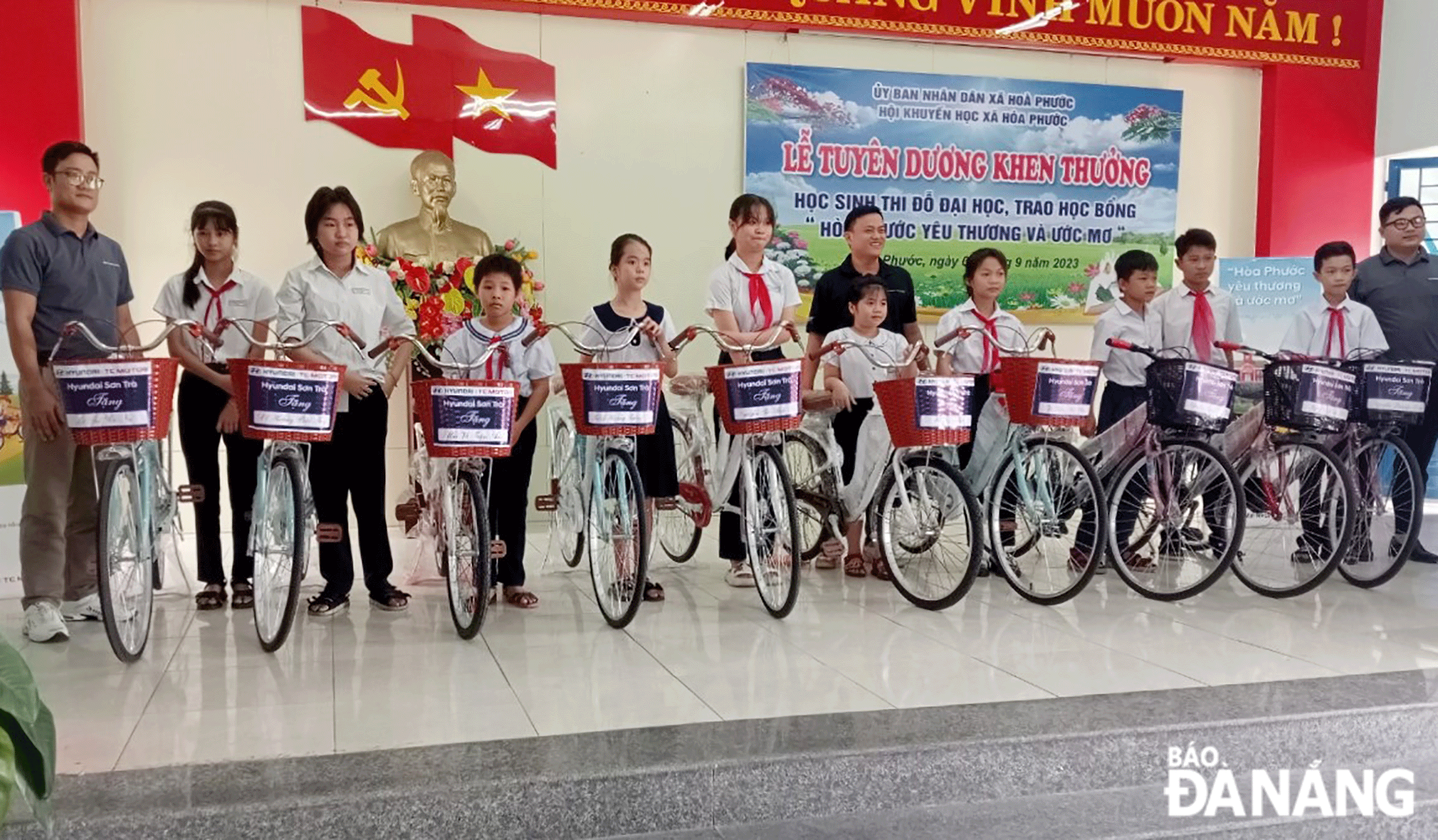 Hội Khuyến học xã Hòa Phước (huyện Hòa Vang) tuyên dương khen thưởng và trao học bổng cho học sinh, sinh viên có thành tích tốt trong học tập. Ảnh: L.H