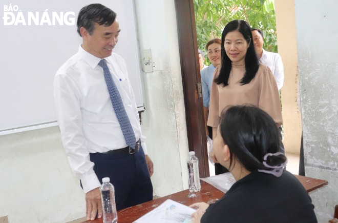 Chủ tịch UBND thành phố Lê Trung Chinh động viên lthí sinh trước khi bước vào kỳ thi. Ảnh: NGỌC HÀ