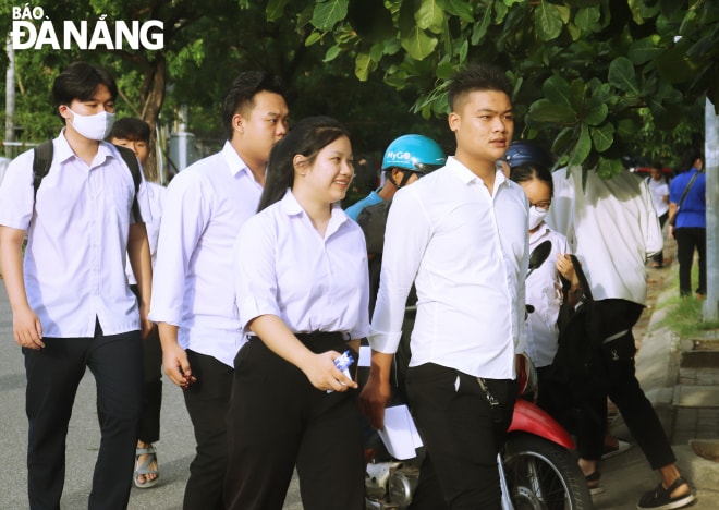 Thí sinh đến điểm thi từ sáng sớm. Ảnh: NGỌC HÀ