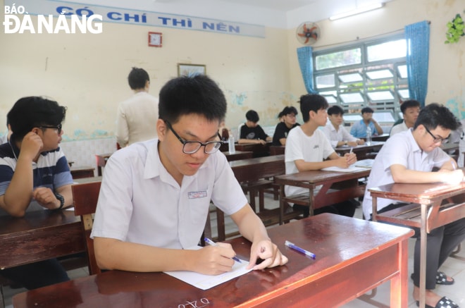 Thí sinh bắt đầu làm bài thi.