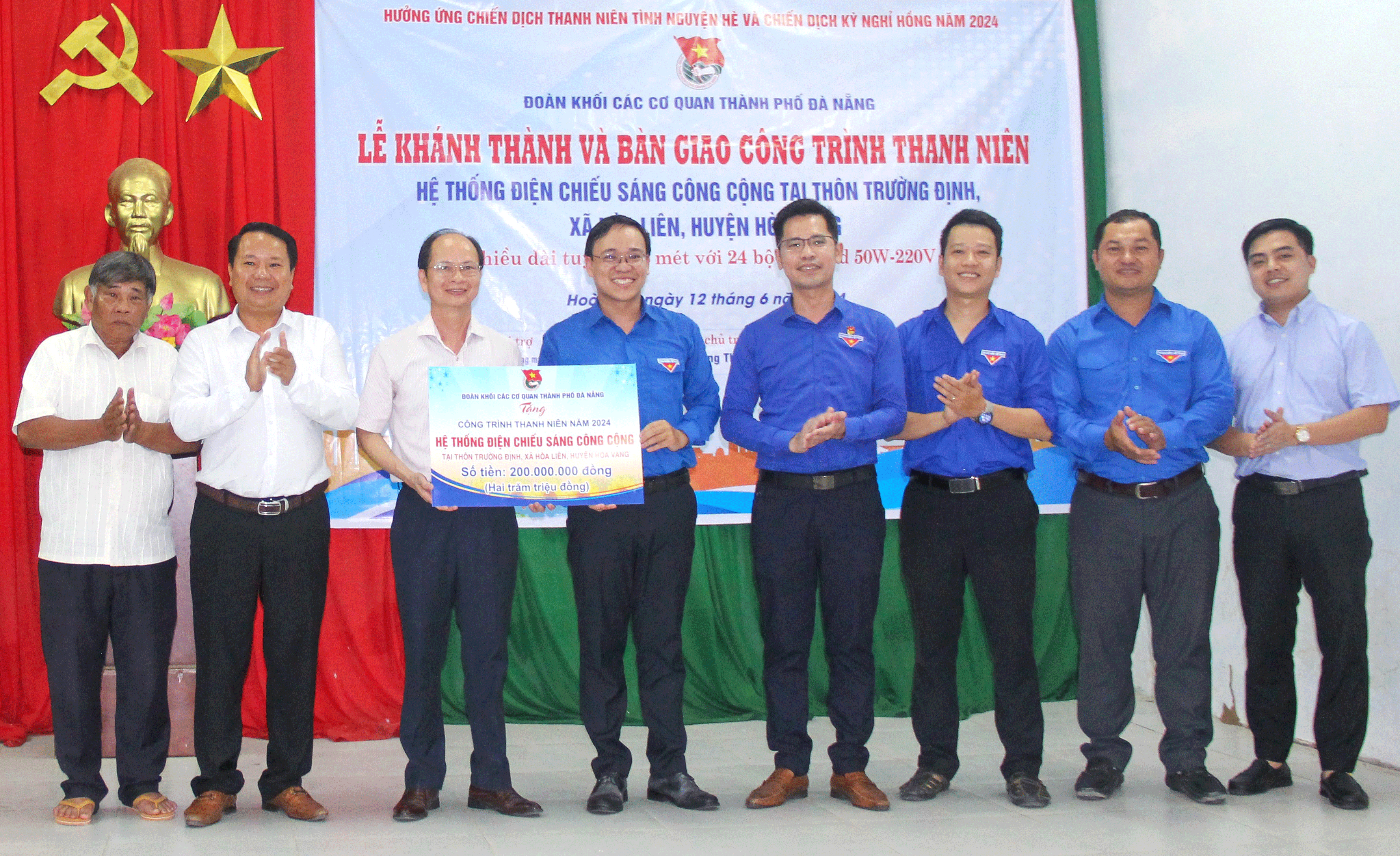 Đại diện Đoàn khối Các cơ quan thành phố bàn giao hệ thống điện chiếu sáng công cộng cho UBND xã Hòa Liên (huyện Hòa Vang). Ảnh: Đoàn khối cung cấp